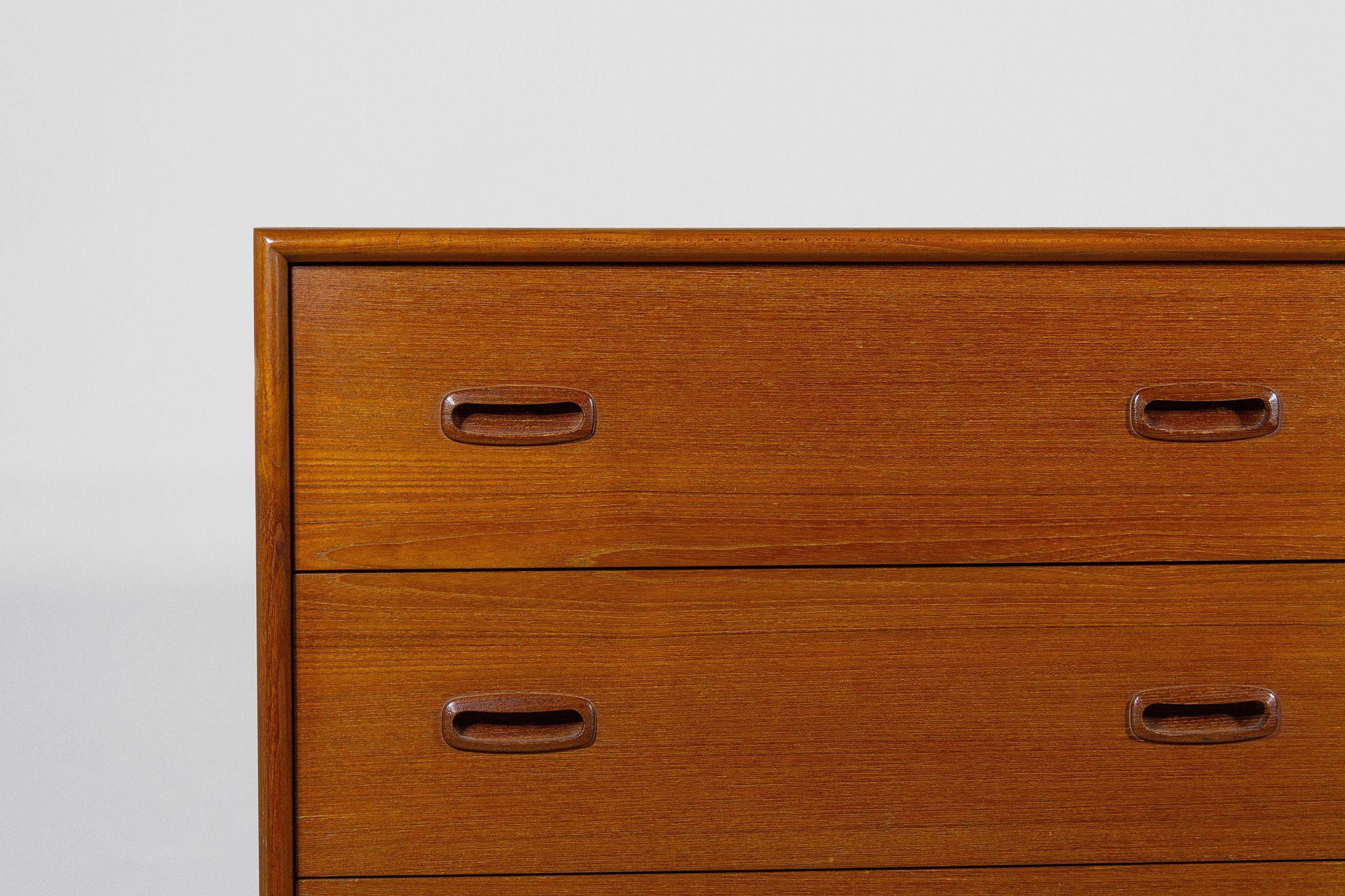 Danish Modern 9 Drawer Dressers in Teak with Oak Interiors 1960s, Pair In Good Condition In Dallas, TX