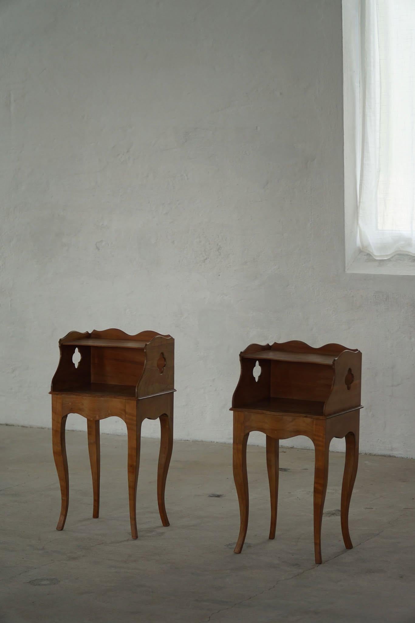 Danish Modern, A Elegant Pair of Nightstands in Nutwood, 1940s For Sale 5