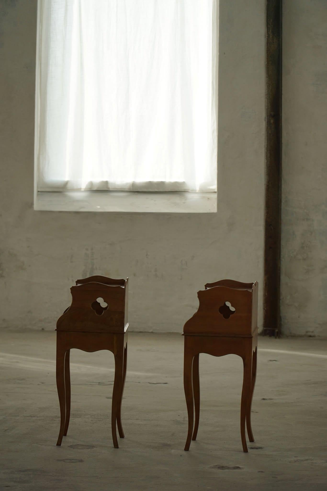 Danish Modern, A Elegant Pair of Nightstands in Nutwood, 1940s For Sale 7