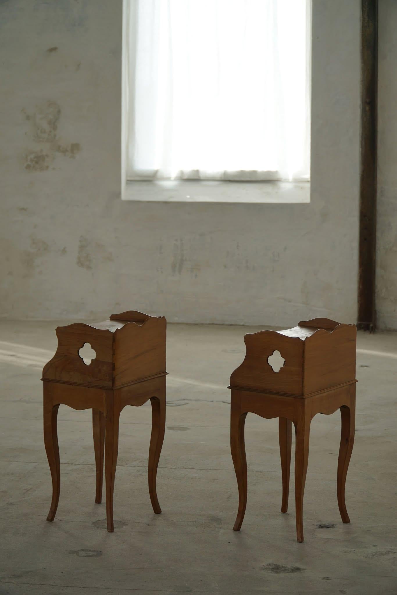 Danish Modern, A Elegant Pair of Nightstands in Nutwood, 1940s For Sale 8