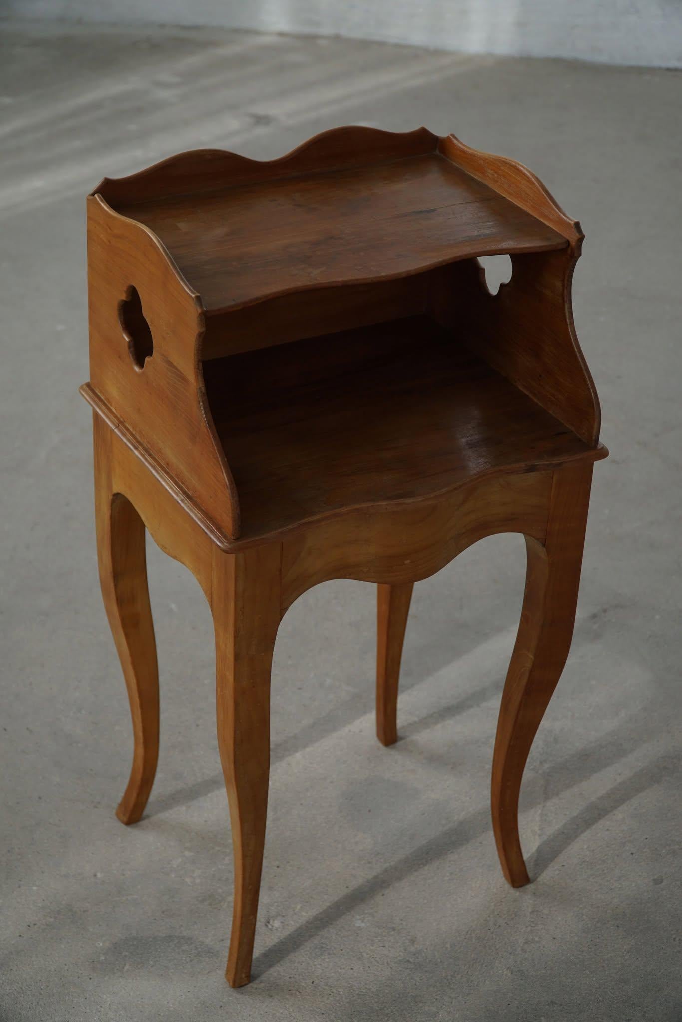 Danish Modern, A Elegant Pair of Nightstands in Nutwood, 1940s For Sale 9