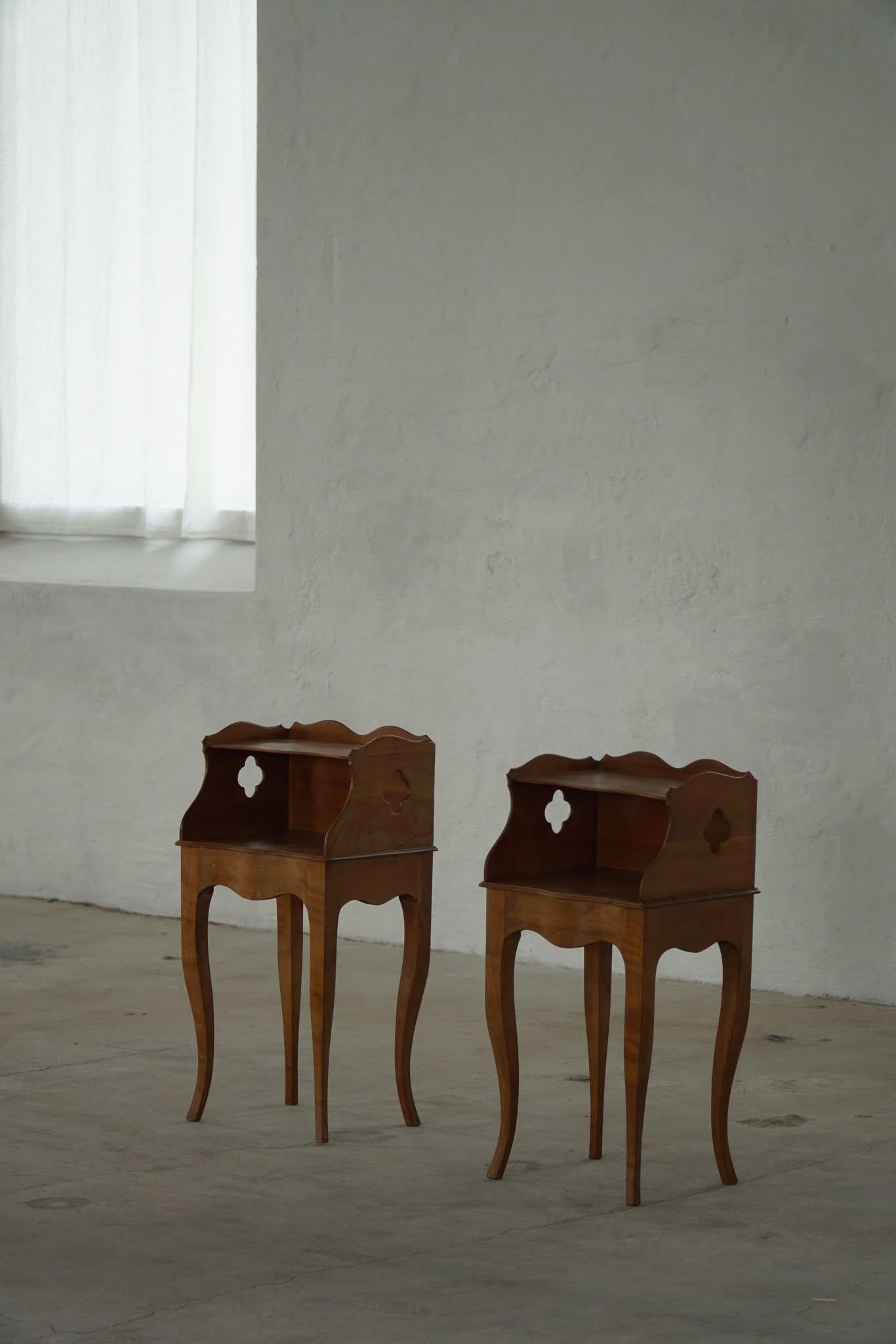 20th Century Danish Modern, A Elegant Pair of Nightstands in Nutwood, 1940s For Sale