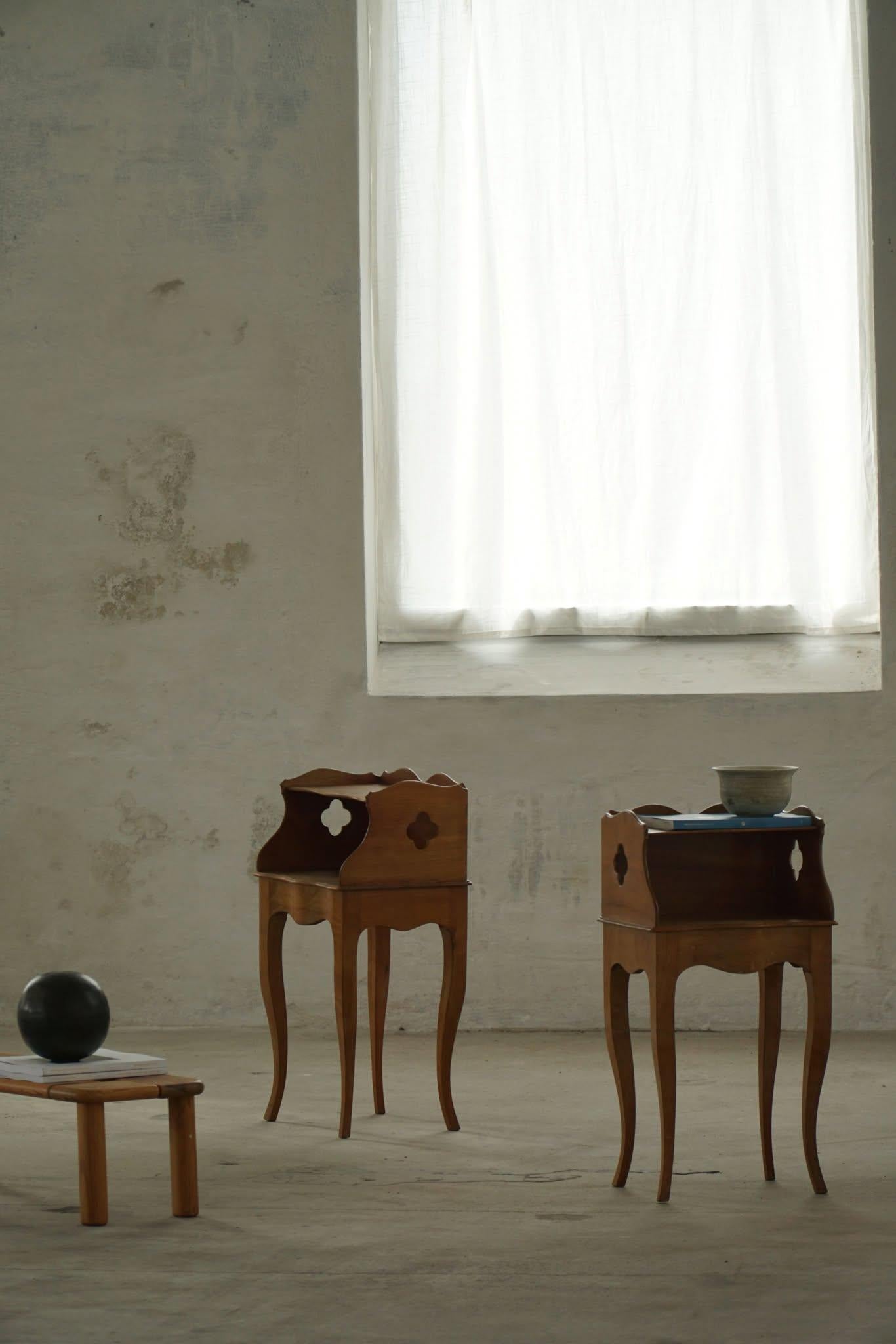 Danish Modern, A Elegant Pair of Nightstands in Nutwood, 1940s For Sale 2