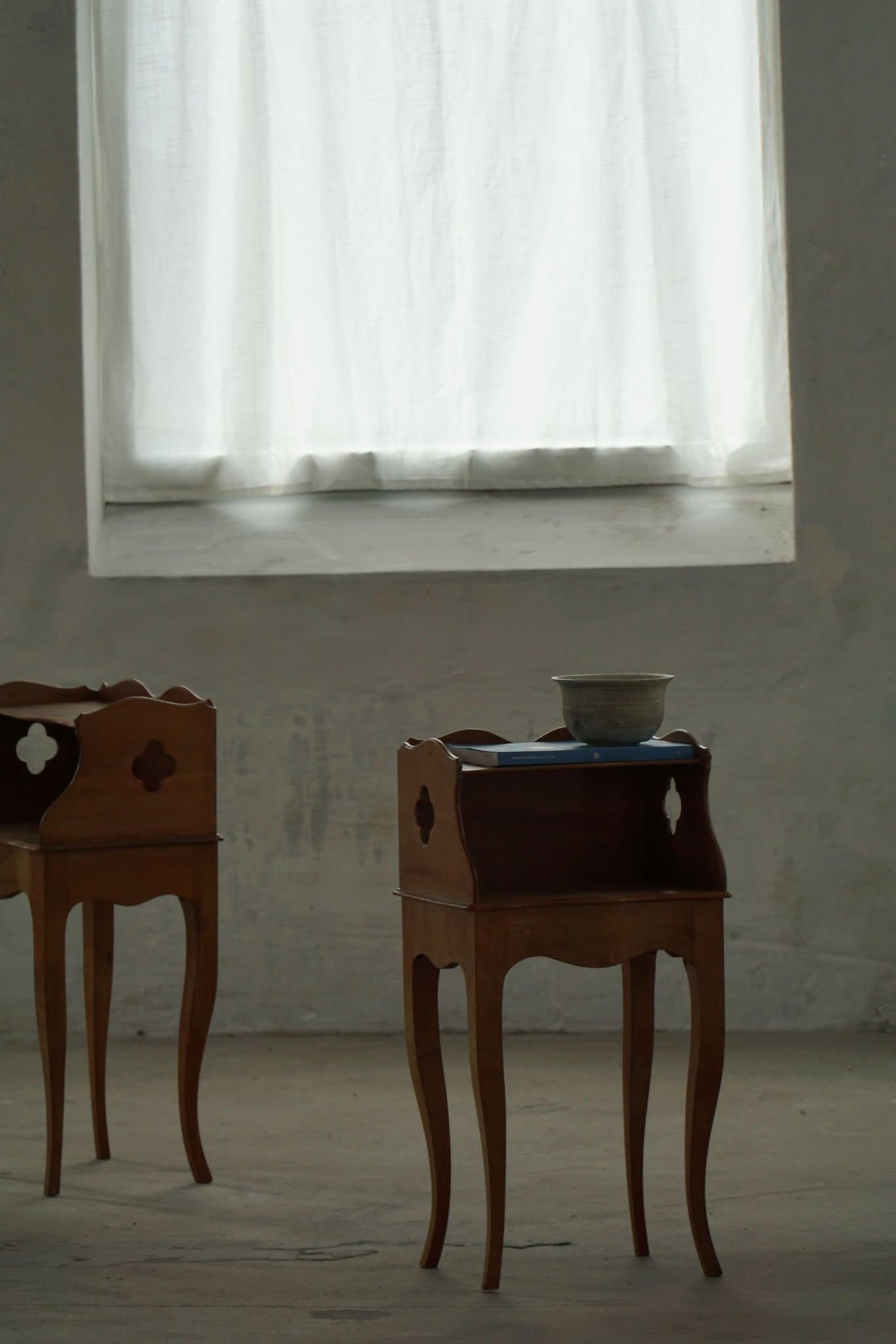 Danish Modern, A Elegant Pair of Nightstands in Nutwood, 1940s For Sale 3