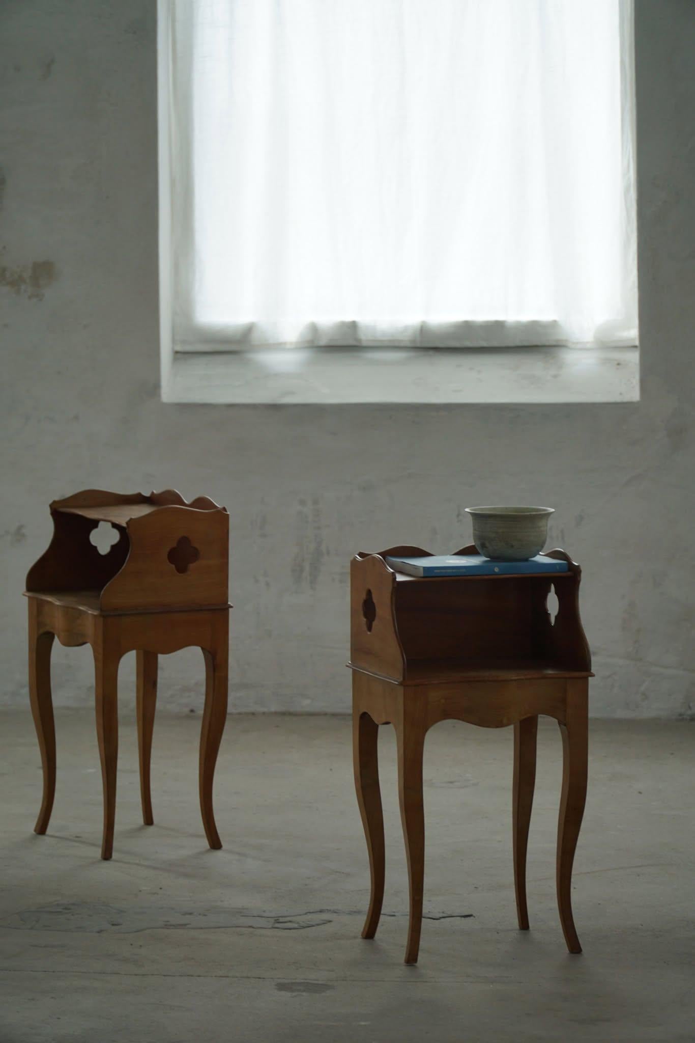 Danish Modern, A Elegant Pair of Nightstands in Nutwood, 1940s For Sale 4