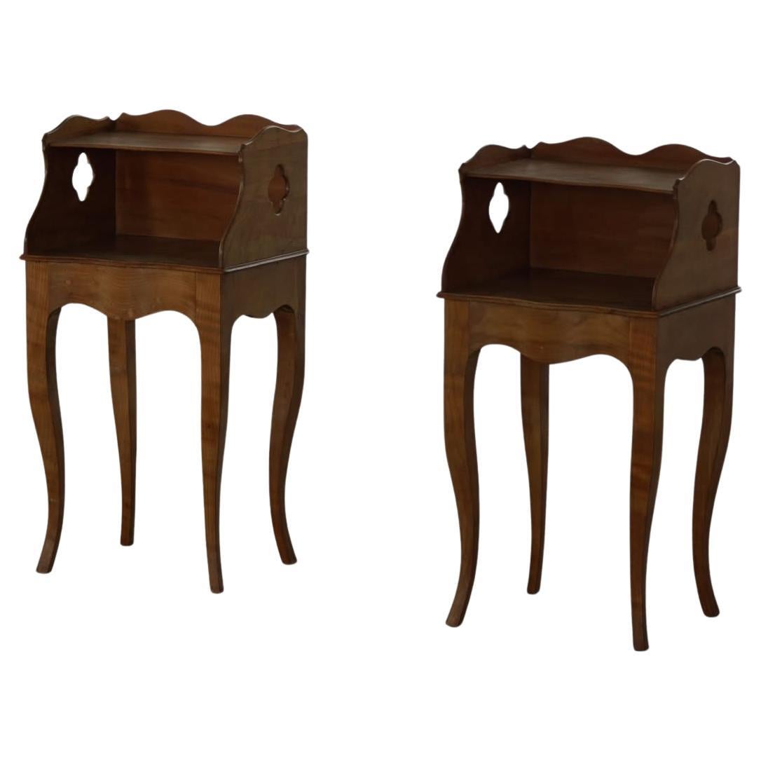 Danish Modern, Ein elegantes Paar Nachttische aus Nussbaum, 1940er Jahre