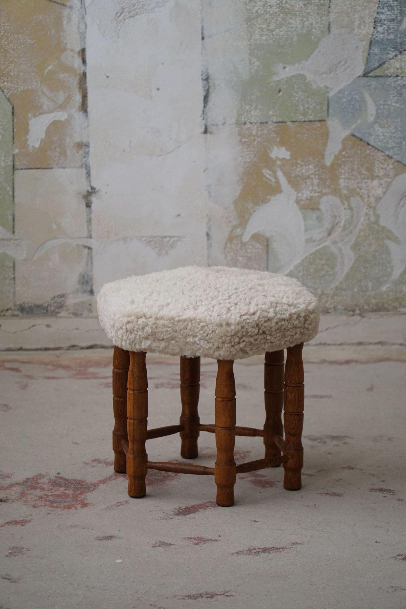 Moderno danés, taburete hexagonal de roble, asiento retapizado de lana de cordero, años 50 en venta 5