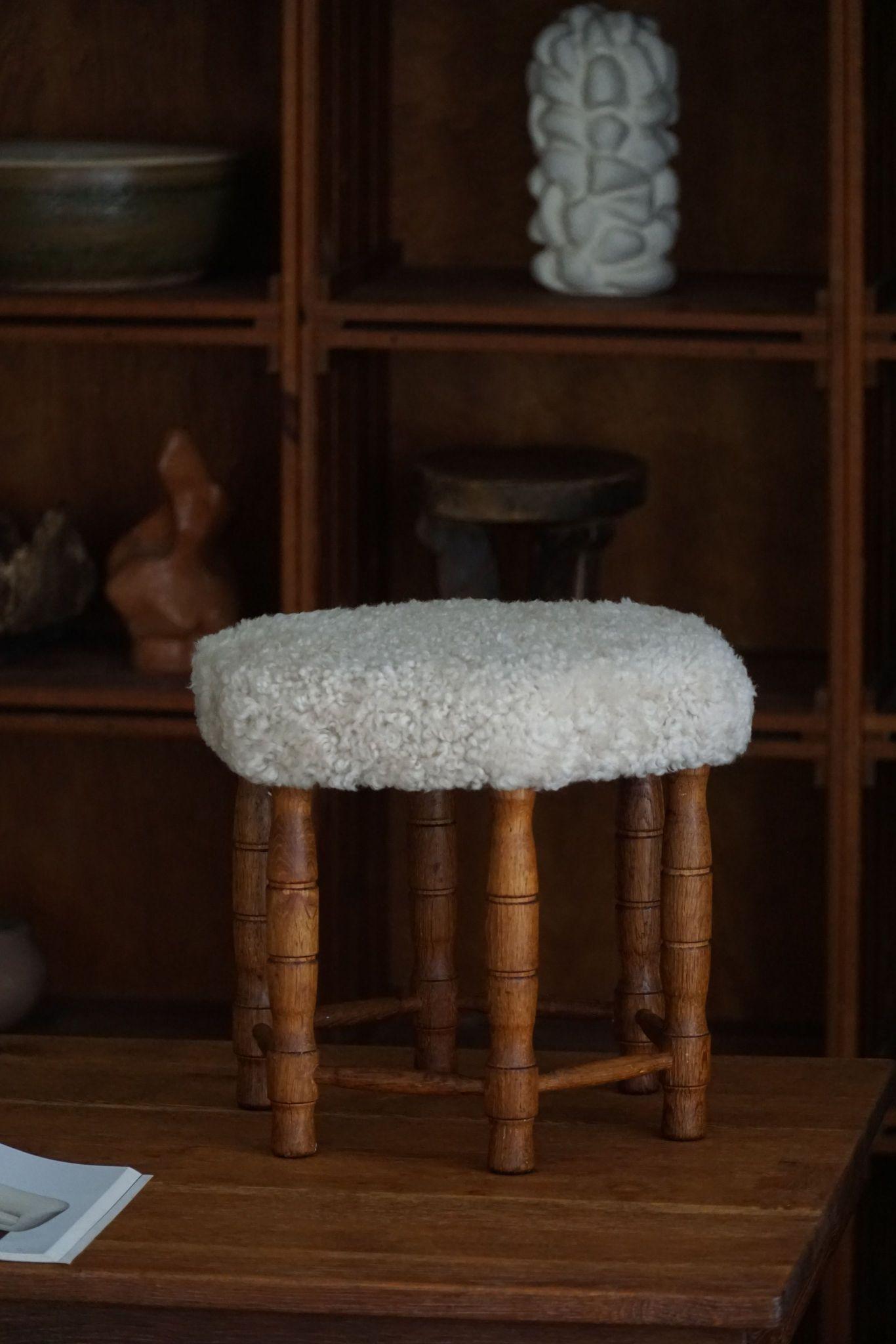 Moderno danés, taburete hexagonal de roble, asiento retapizado de lana de cordero, años 50 en venta 7