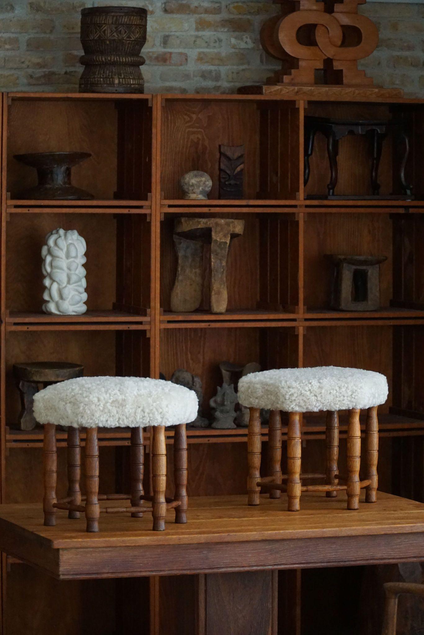 Moderno danés, taburete hexagonal de roble, asiento retapizado de lana de cordero, años 50 Danés en venta