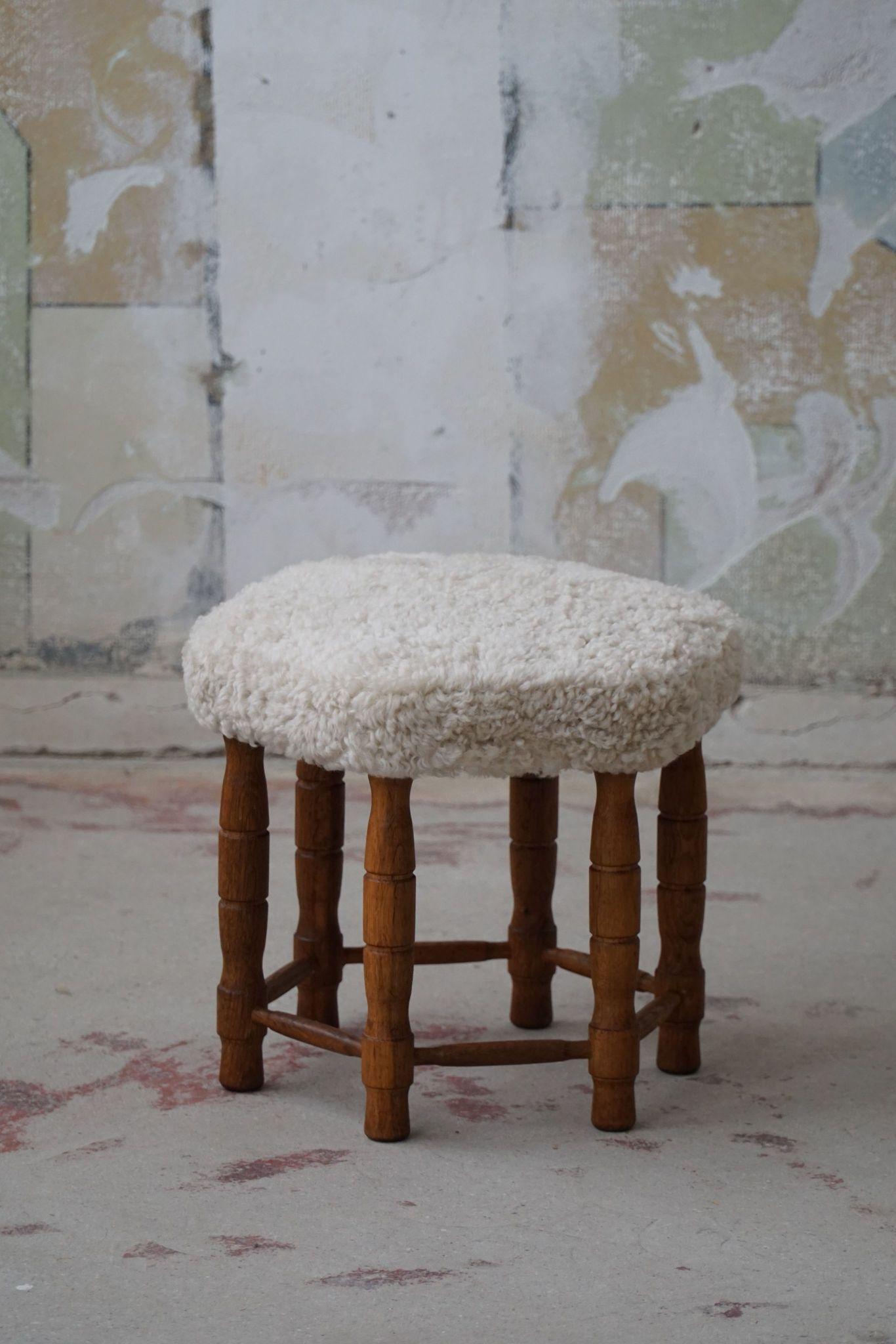 Moderno danés, taburete hexagonal de roble, asiento retapizado de lana de cordero, años 50 siglo XX en venta