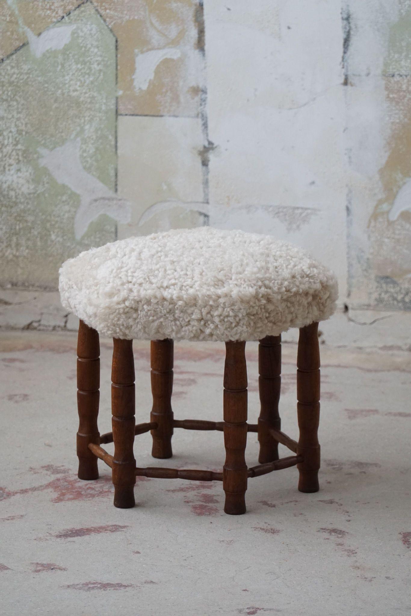Moderno danés, taburete hexagonal de roble, asiento retapizado de lana de cordero, años 50 Corderillo en venta