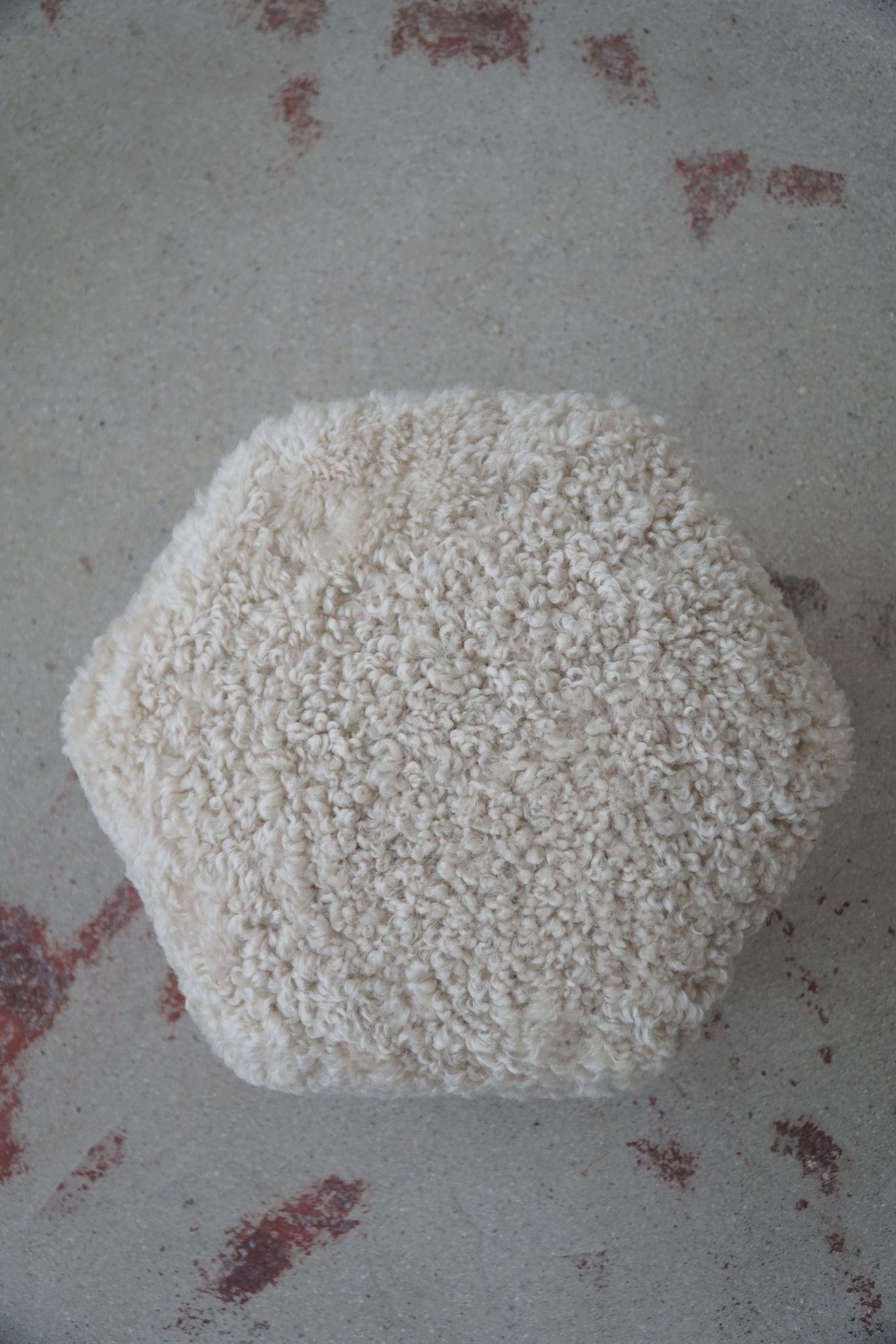 Moderno danés, taburete hexagonal de roble, asiento retapizado de lana de cordero, años 50 en venta 1