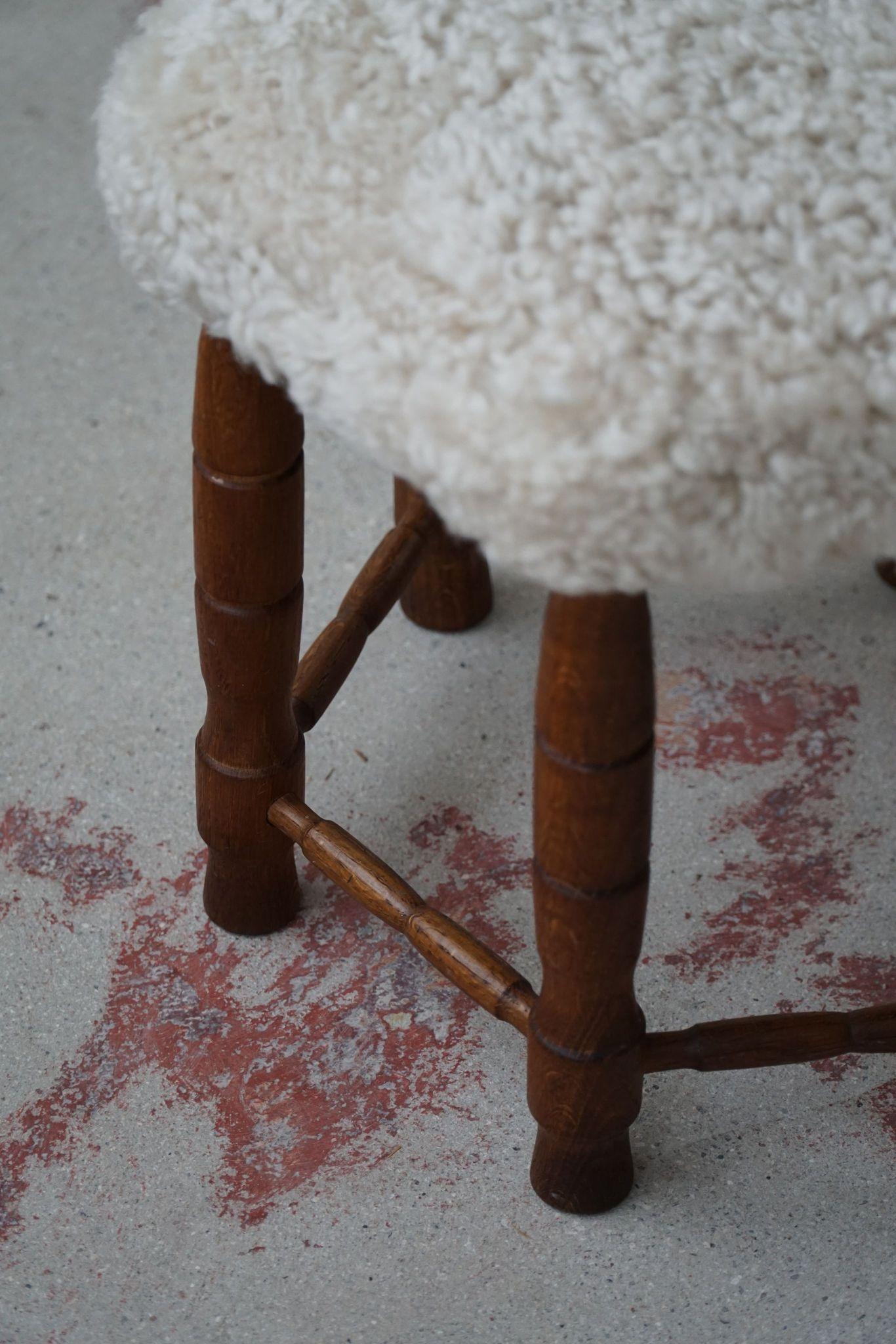 Moderno danés, taburete hexagonal de roble, asiento retapizado de lana de cordero, años 50 en venta 2