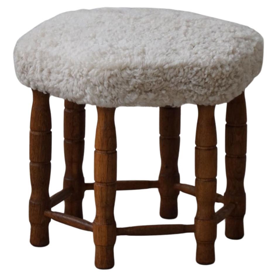 Moderno danés, taburete hexagonal de roble, asiento retapizado de lana de cordero, años 50