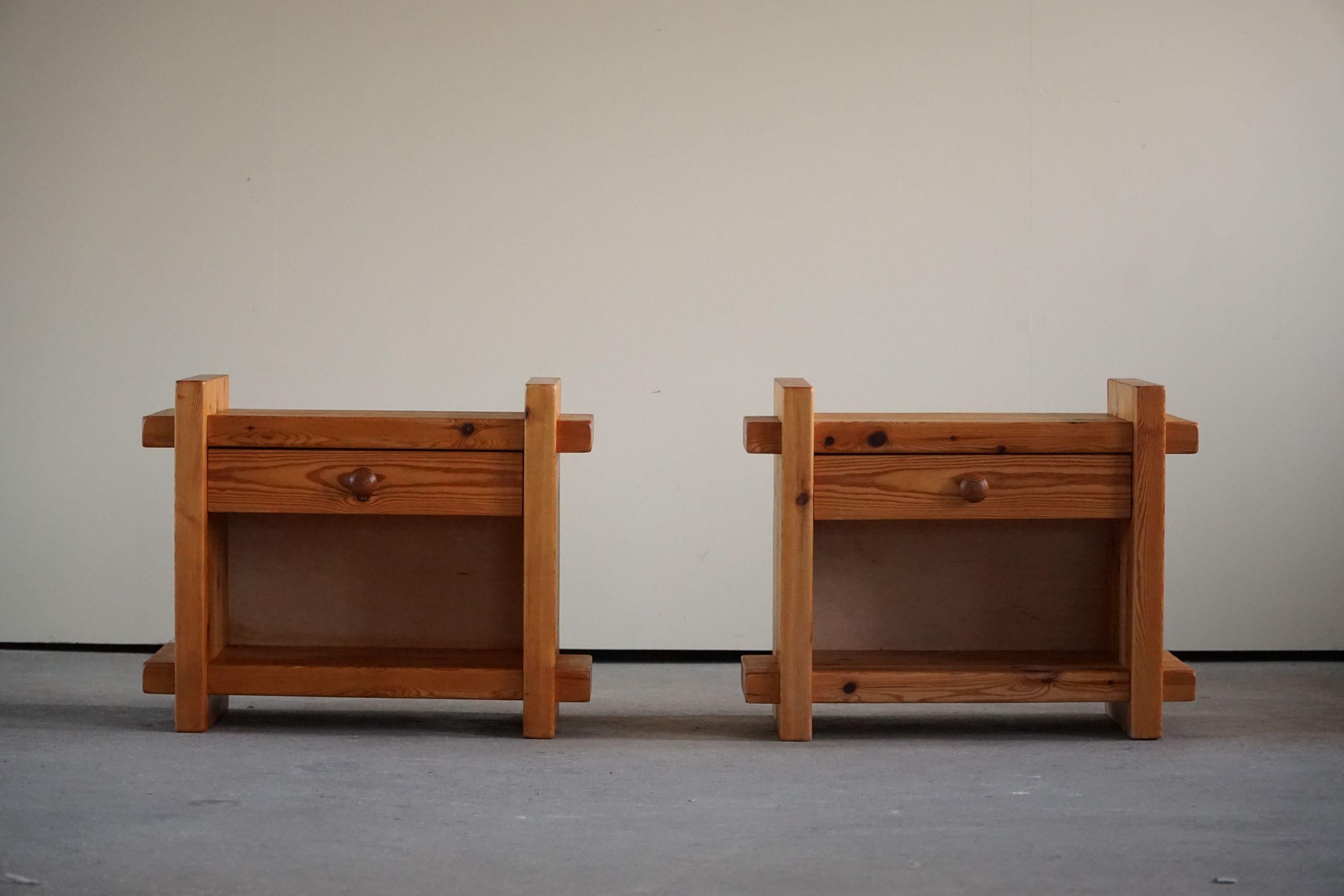 Pair of Danish modern brutalist bedside tables in solid pine.

The night stands are nicely patinated and in a good vintage condition.

 