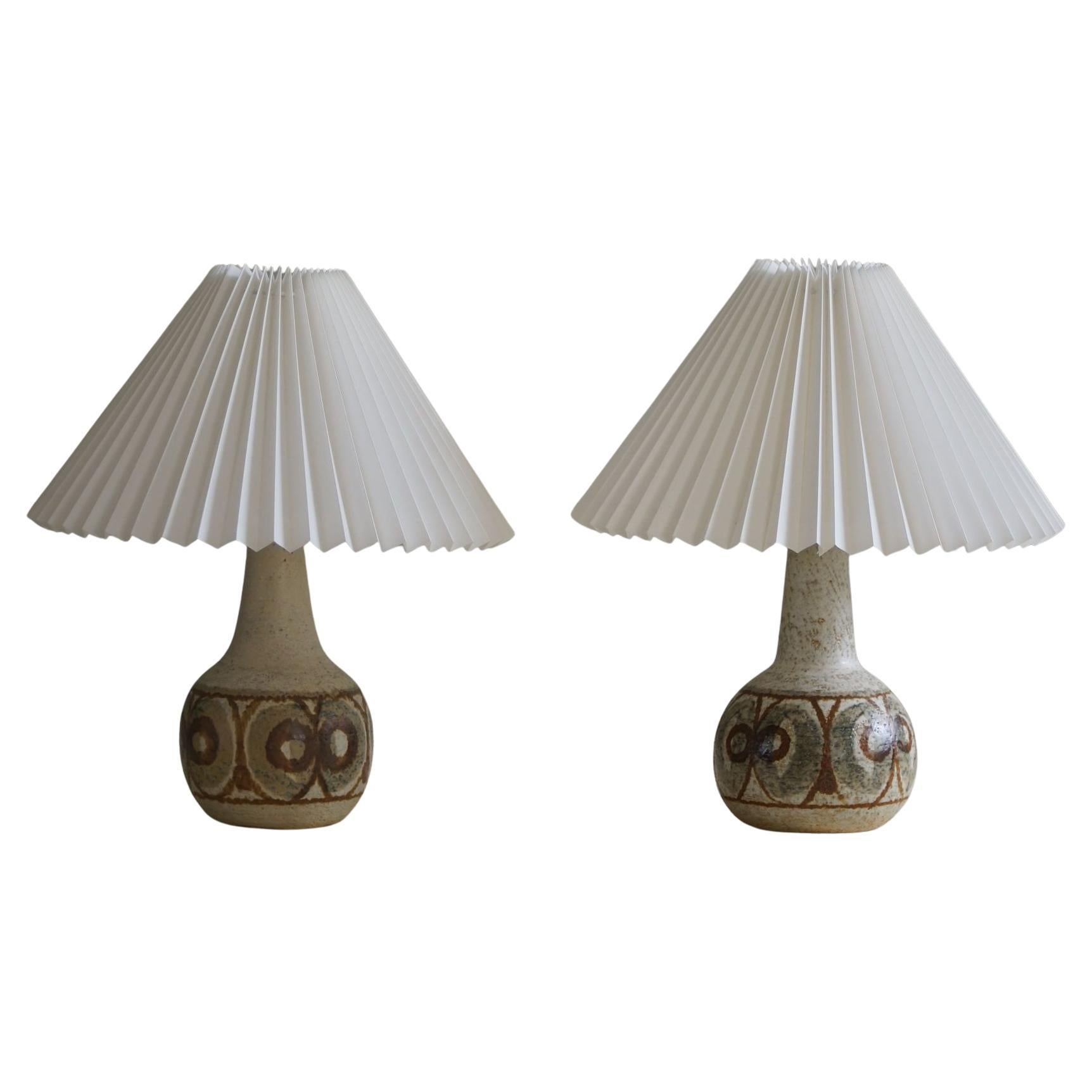 Moderno danese, coppia di lampade da tavolo in ceramica, tonalità terrene, di Søholm, anni '70