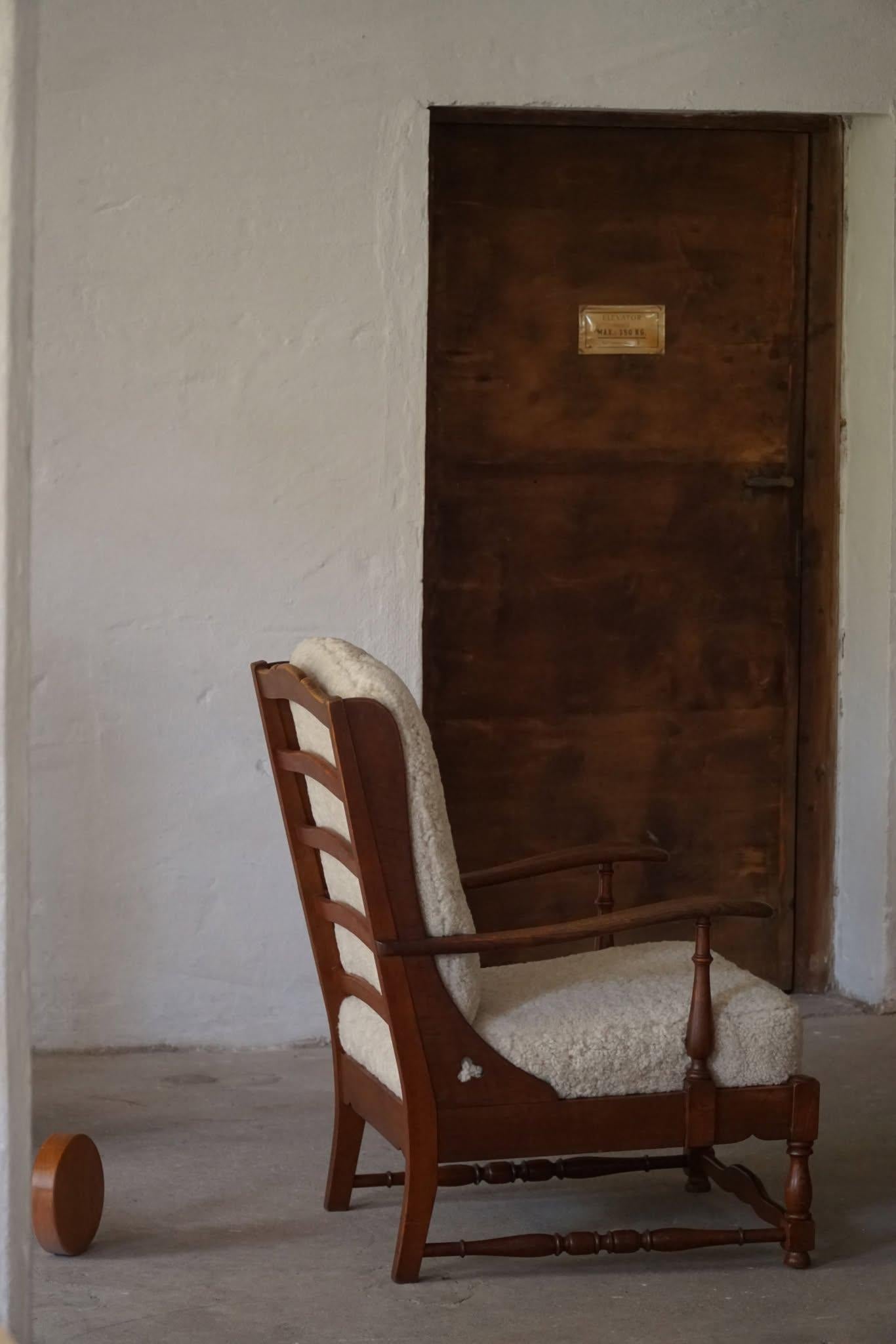 Modernismo danés, Pareja de sillones altos de roble y lana de cordero, años 50 en venta 11