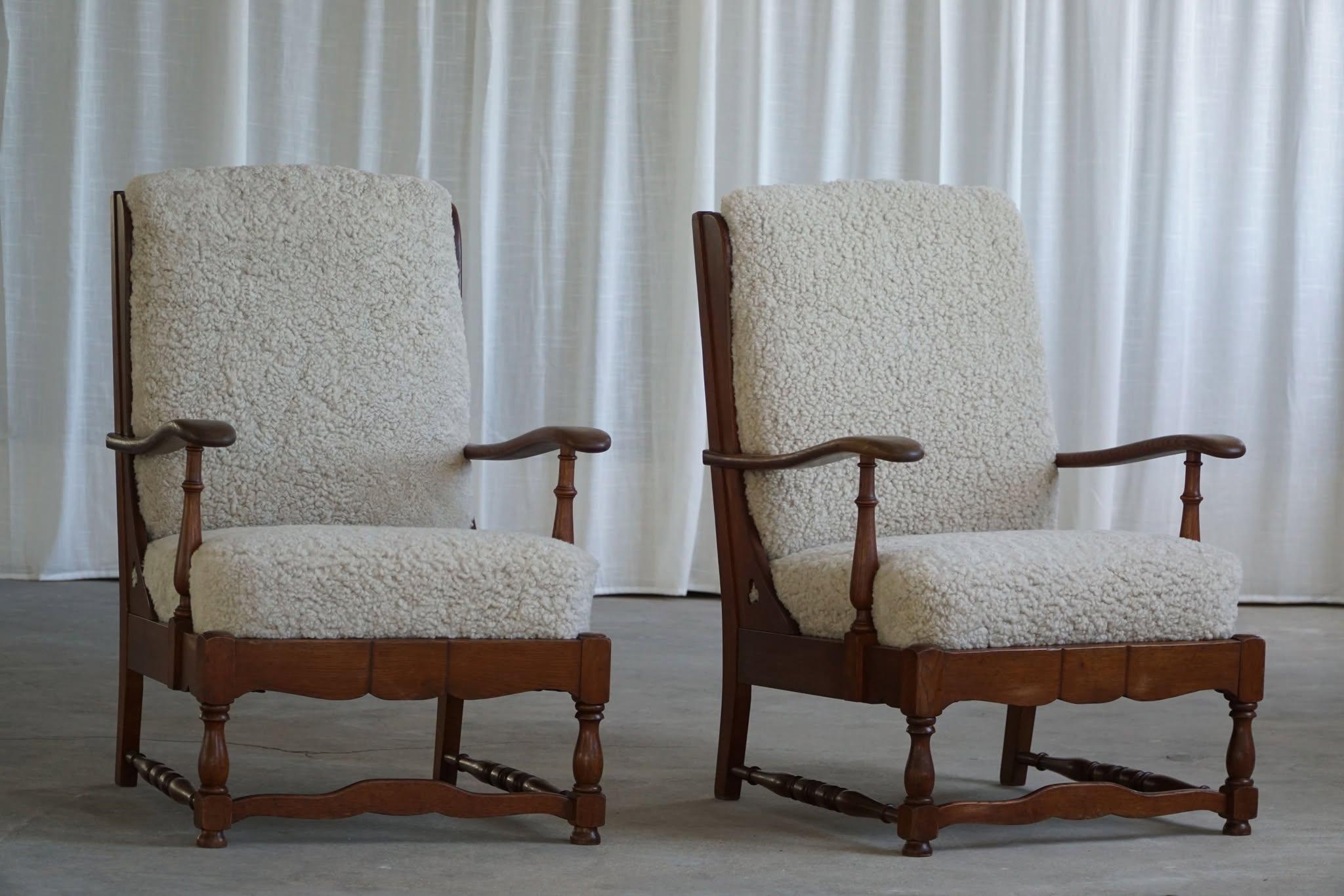 Impresionante pareja de tumbonas modernas danesas al estilo de Henning (Henry) Kjærnulf. Fabricada en roble y cojines retapizados en lana de cordero de gran calidad. Fabricado en los años 50 por un ebanista danés. La impresión general es realmente