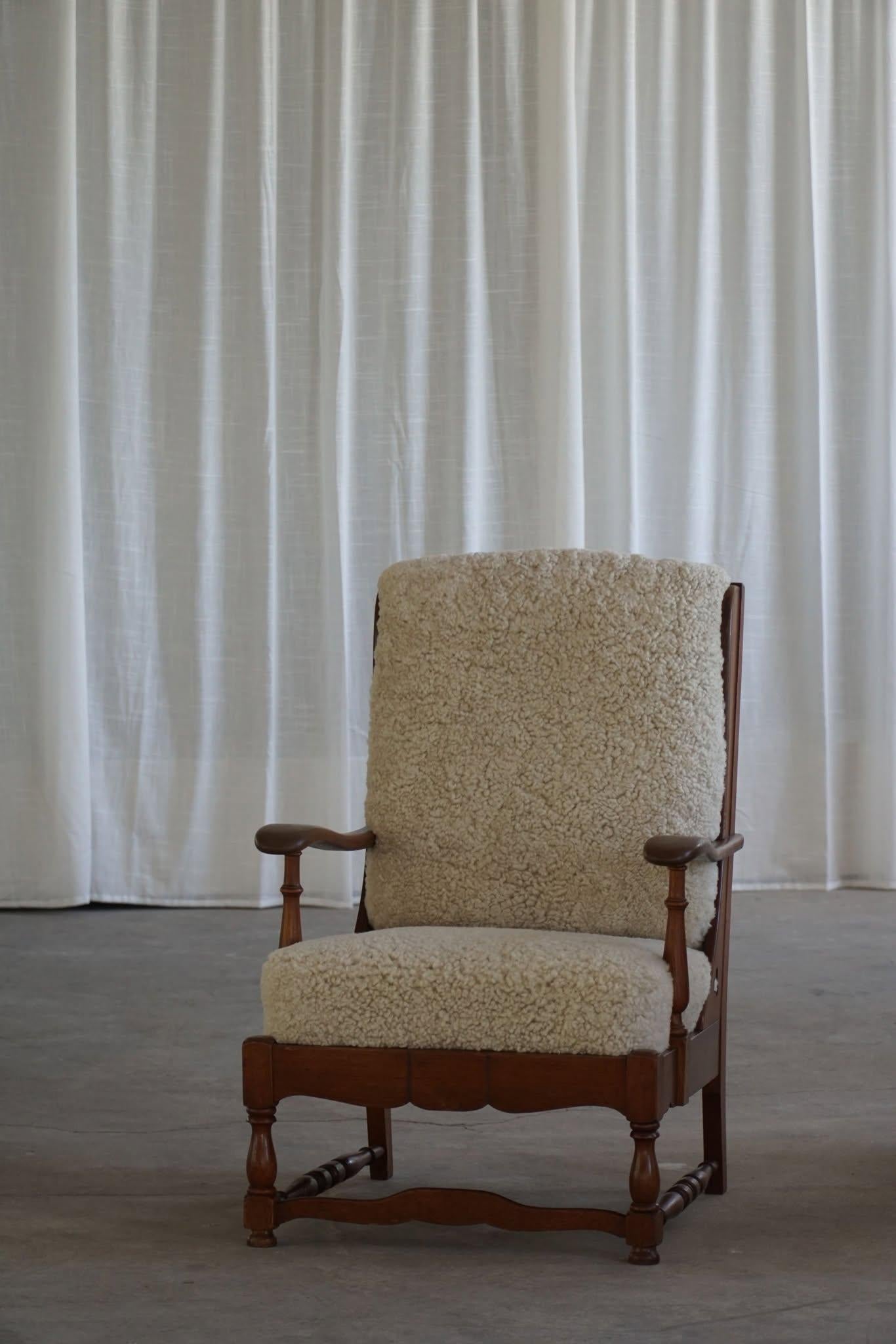 Modernismo danés, Pareja de sillones altos de roble y lana de cordero, años 50 Danés en venta