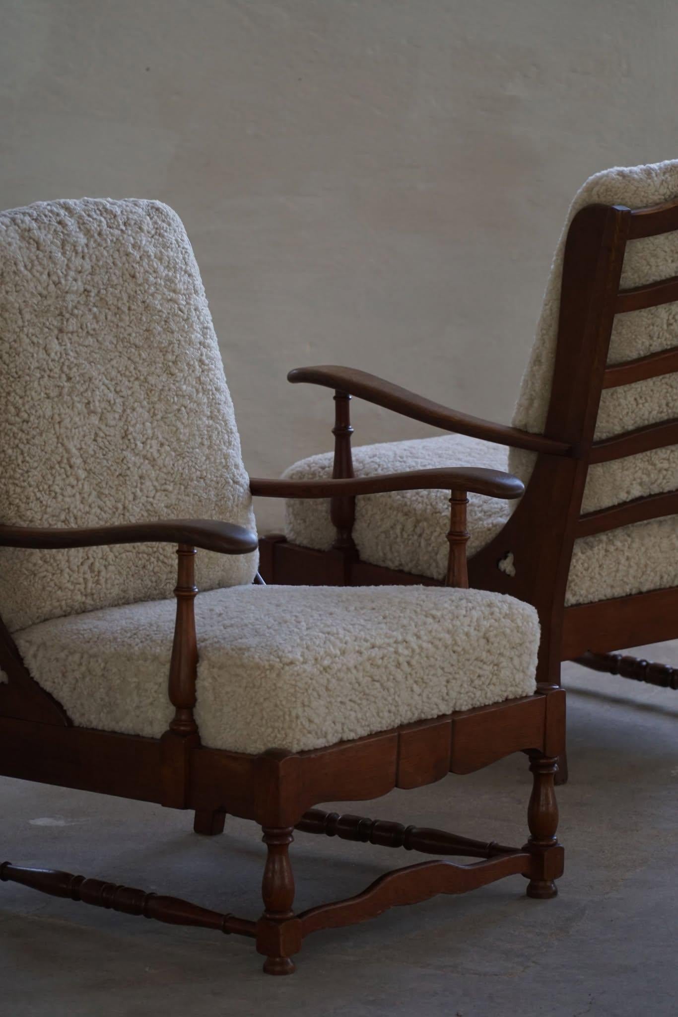 Modernismo danés, Pareja de sillones altos de roble y lana de cordero, años 50 en Bueno estado para la venta en Odense, DK