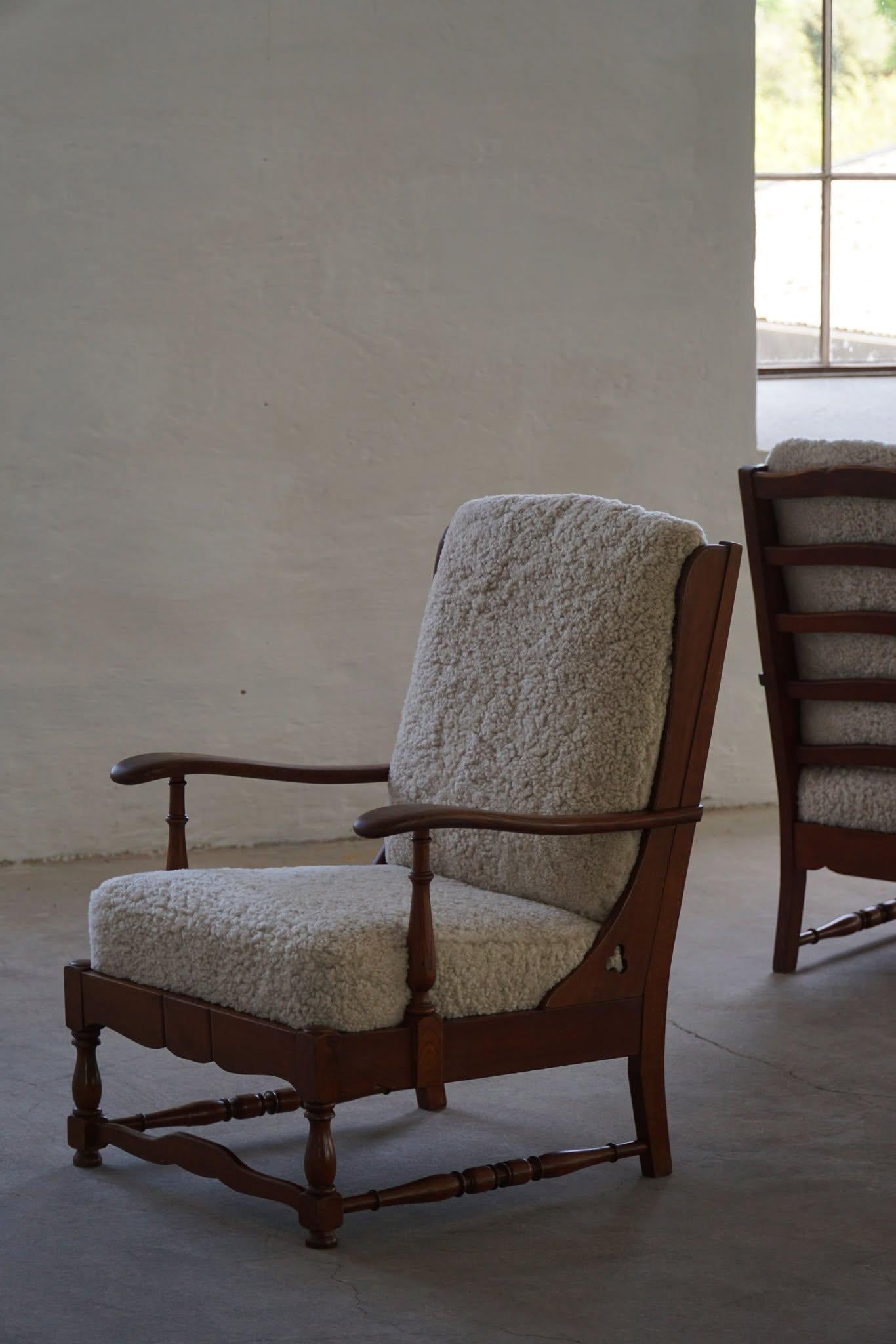 Modernismo danés, Pareja de sillones altos de roble y lana de cordero, años 50 siglo XX en venta