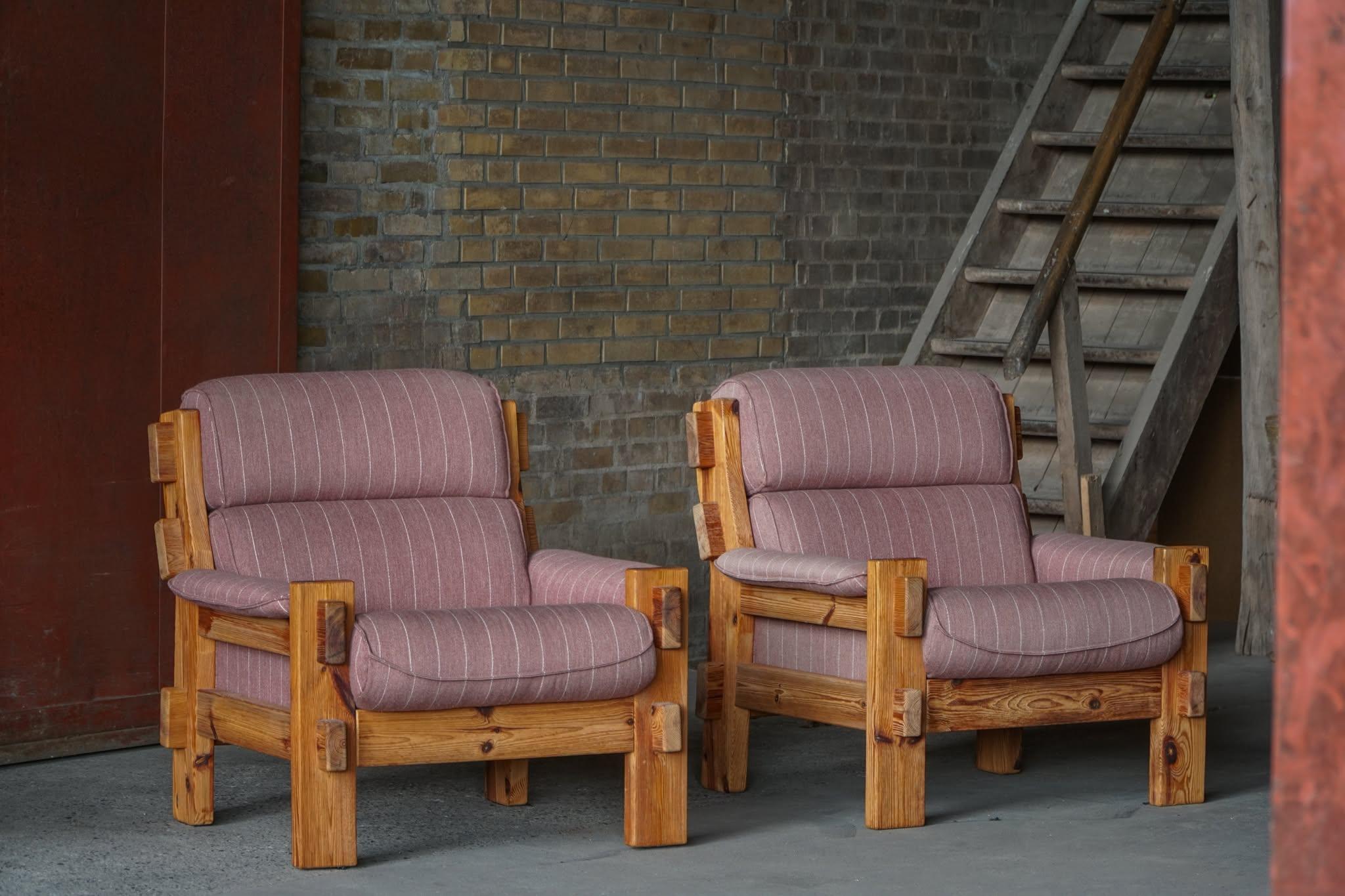 A lovely pair of lounge chairs in solid Pomeranian pine, with cushions upholstered in a textured wool-blend fabric featuring fine vertical pinstripes in a muted rose hue. The fabric lends a refined yet warm character, beautifully enhancing the