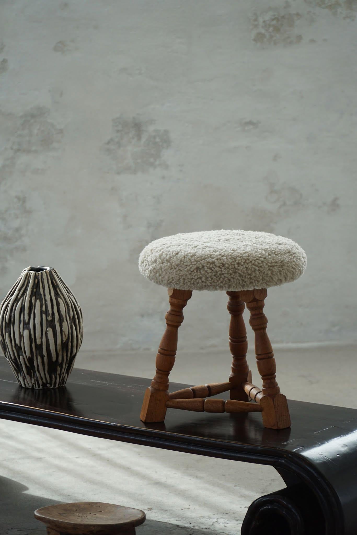 Danish Modern, A Pair of Oak Tripod Stools, Seats in Shearling Lambswool, 1950s In Good Condition For Sale In Odense, DK
