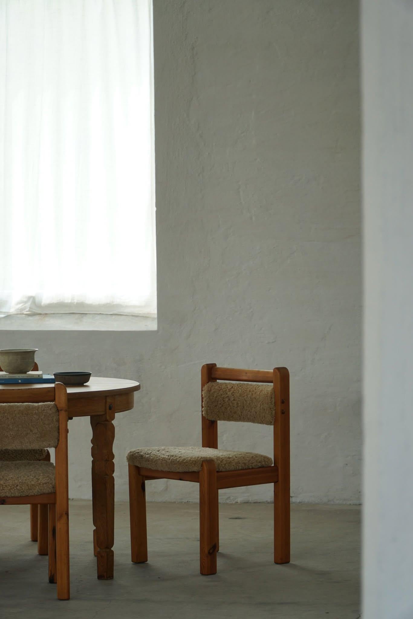 Danish Modern, A Set of 6 Brutalist Dining Chairs in Pine & Lambswool, 1970s In Good Condition For Sale In Odense, DK