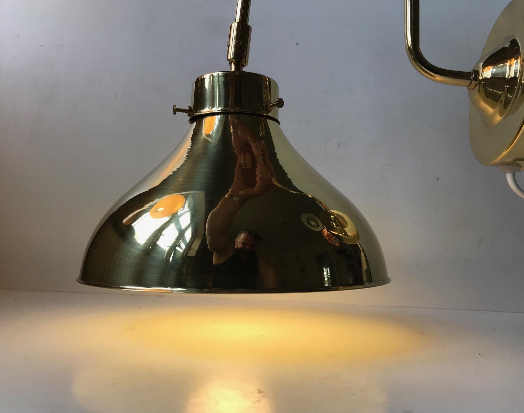 Scandinavo moderno Applique danese moderna regolabile in ottone di Abo Metalkunst, anni '70 in vendita