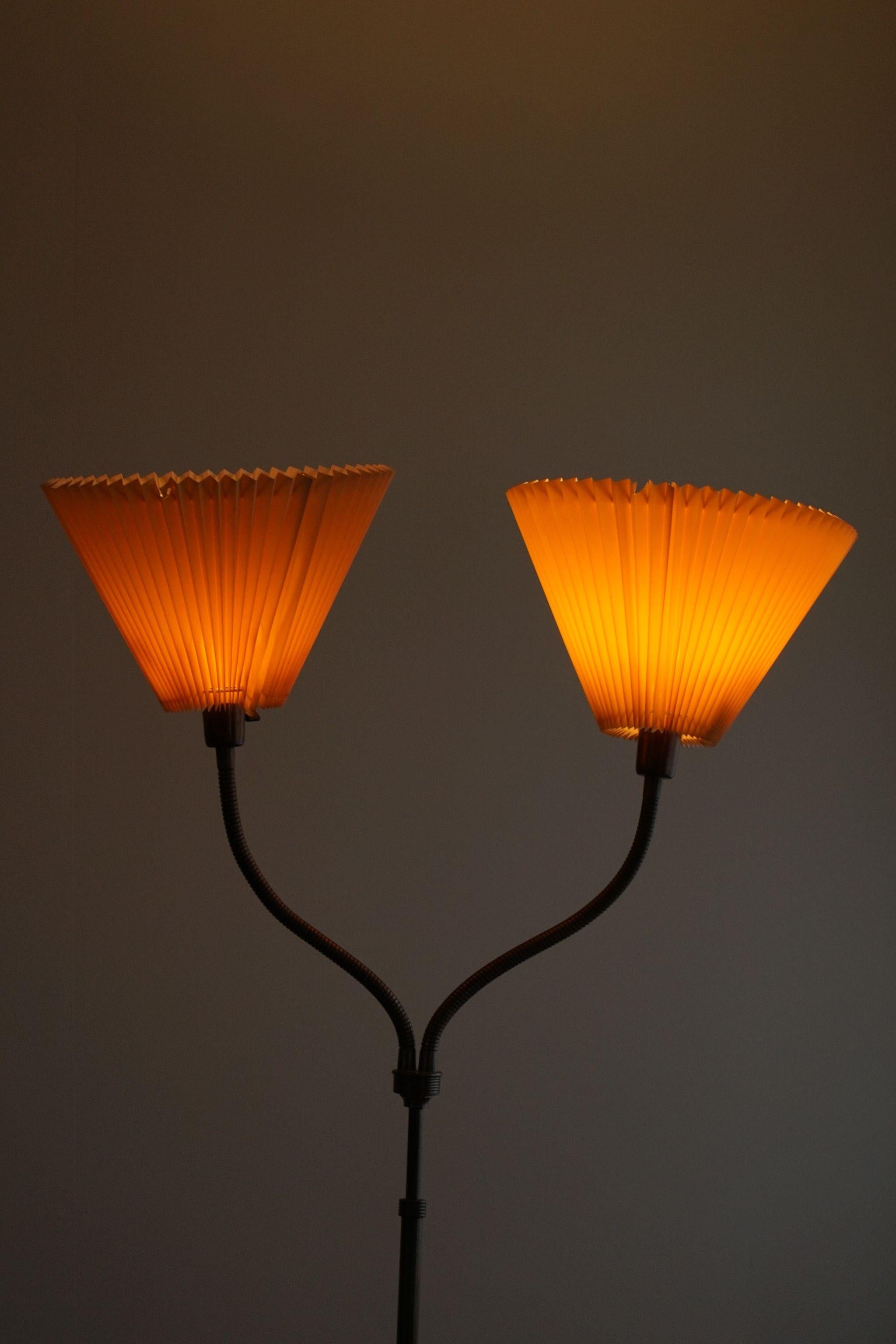 20ième siècle The Moderns, lampadaire à bras articulé réglable en laiton, milieu du siècle, années 1950 en vente