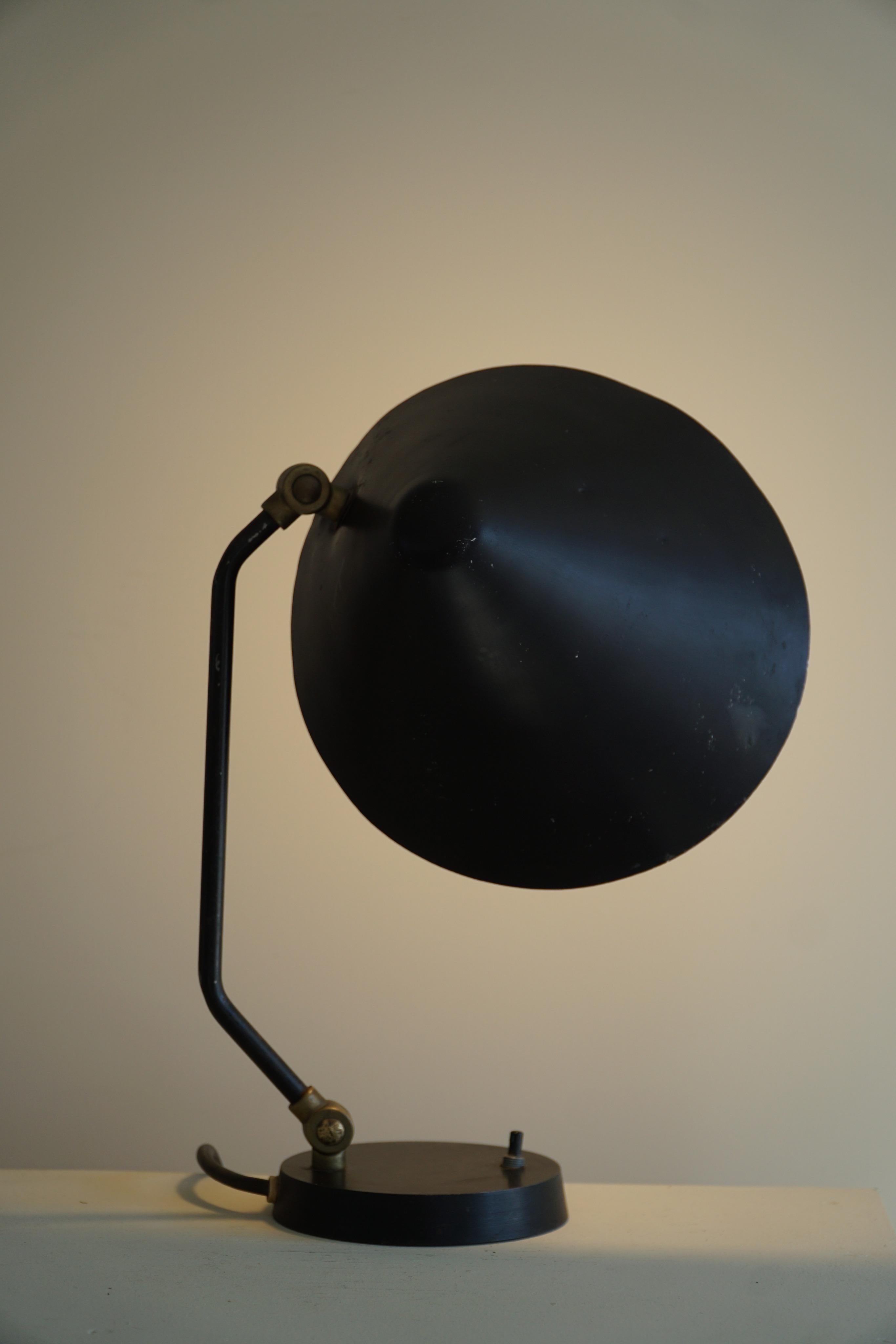 Danish Modern Adjustable Table Lamp in Metal, Made by Louis Poulsen, 1950s In Good Condition For Sale In Odense, DK