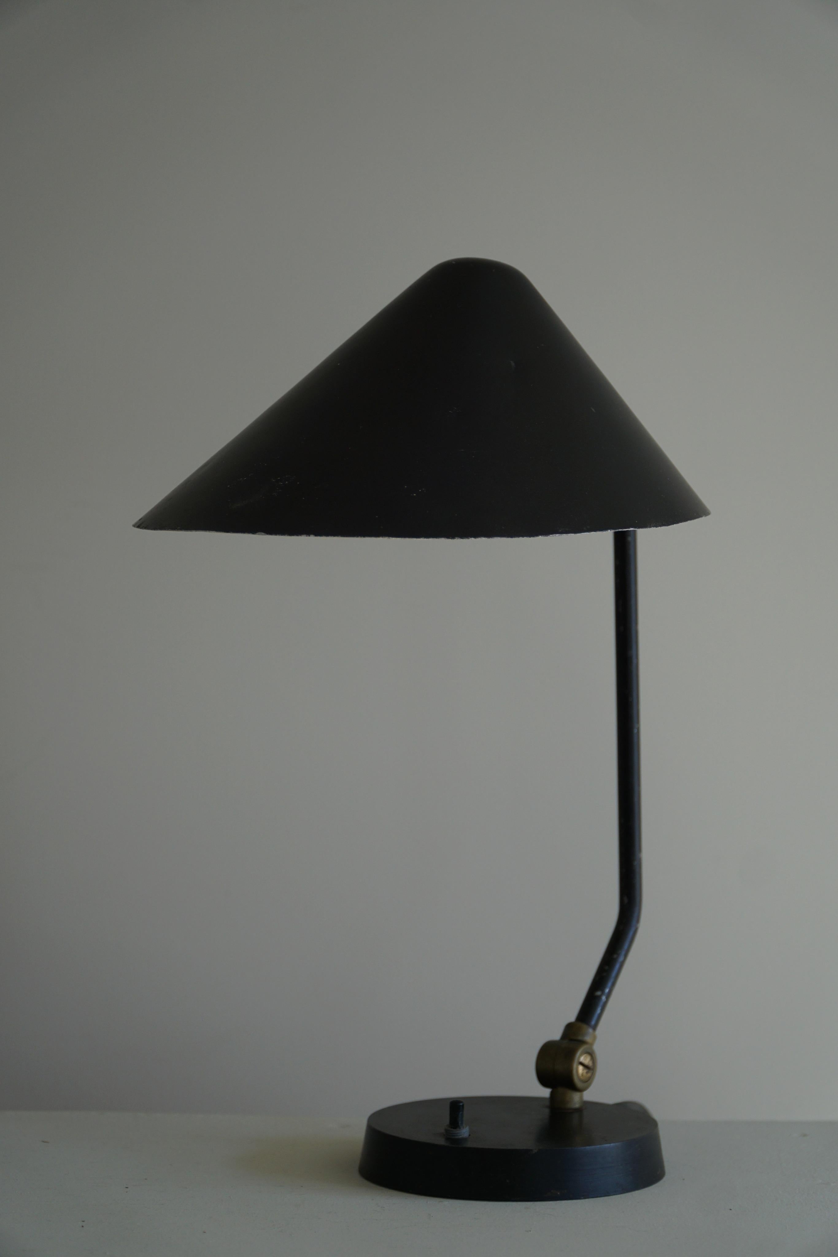 Verstellbare dänische moderne Tischlampe aus Metall, hergestellt von Louis Poulsen, 1950er Jahre im Angebot 3