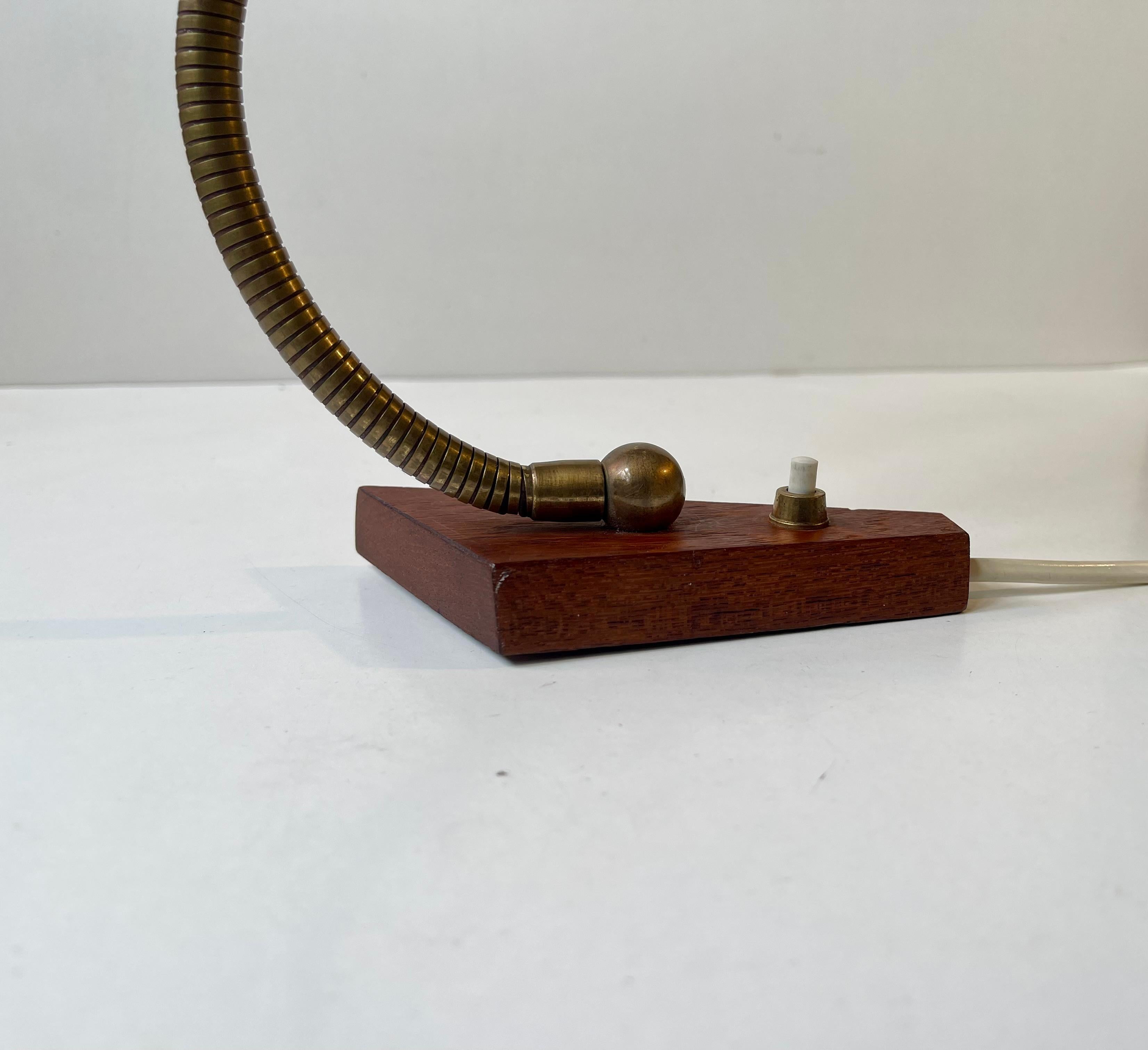 Lámpara de pared danesa moderna regulable en teca, cristal y latón, años 60 Escandinavo moderno en venta