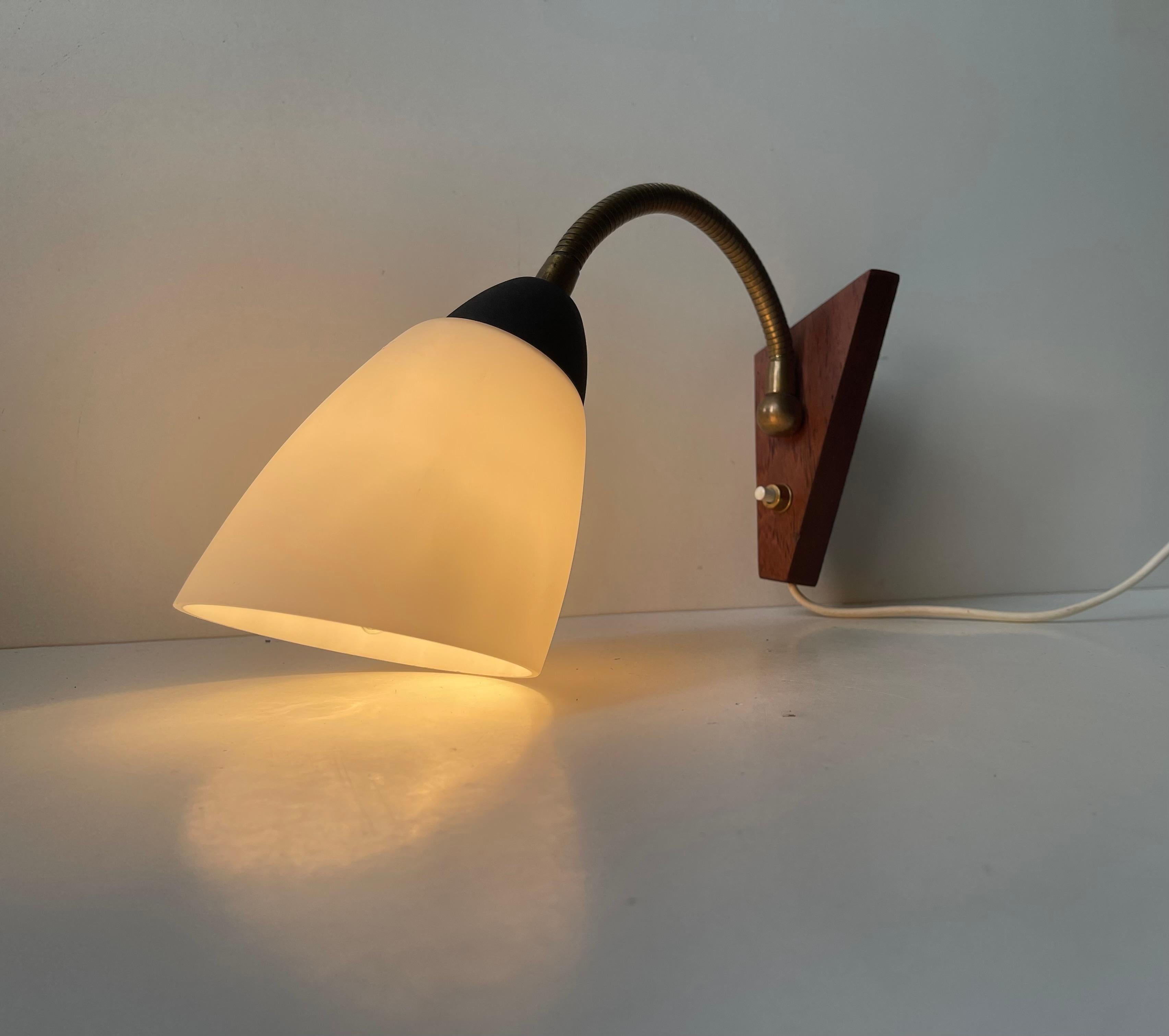 Lámpara de pared danesa moderna regulable en teca, cristal y latón, años 60 Escandinavo en venta