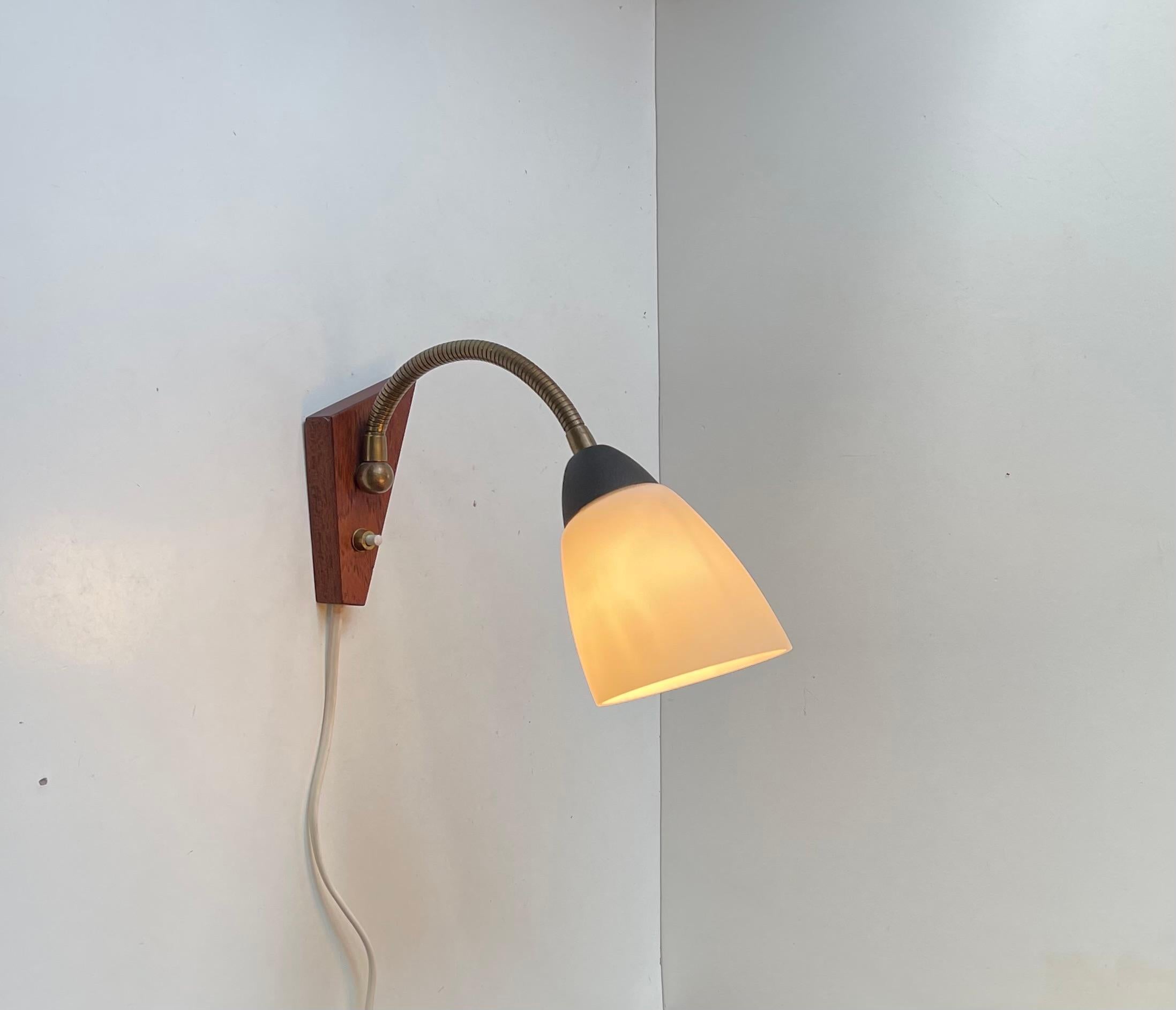 Lámpara de pared danesa moderna regulable en teca, cristal y latón, años 60 en Bueno estado para la venta en Esbjerg, DK