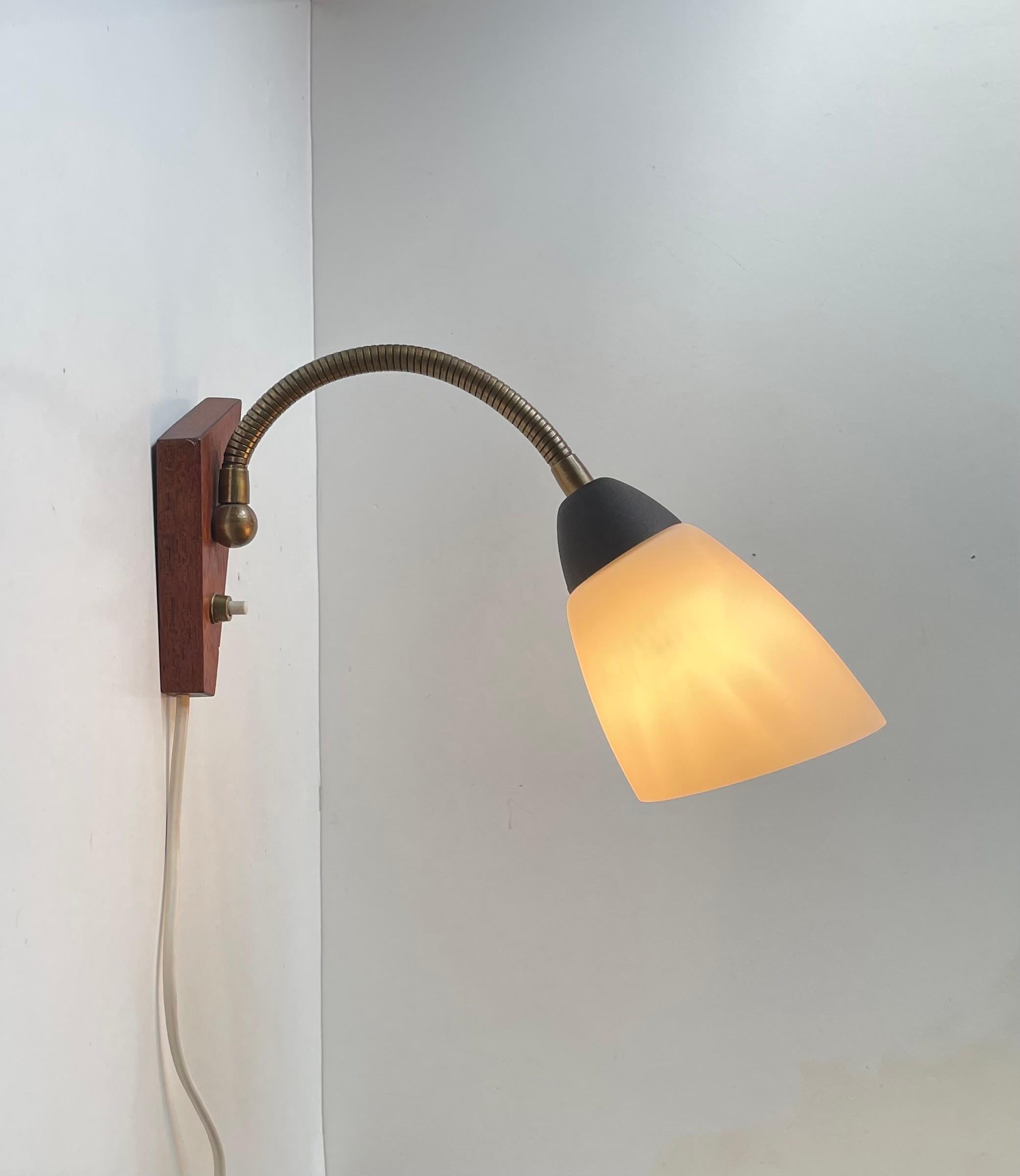 Lámpara de pared danesa moderna regulable en teca, cristal y latón, años 60 mediados del siglo XX en venta