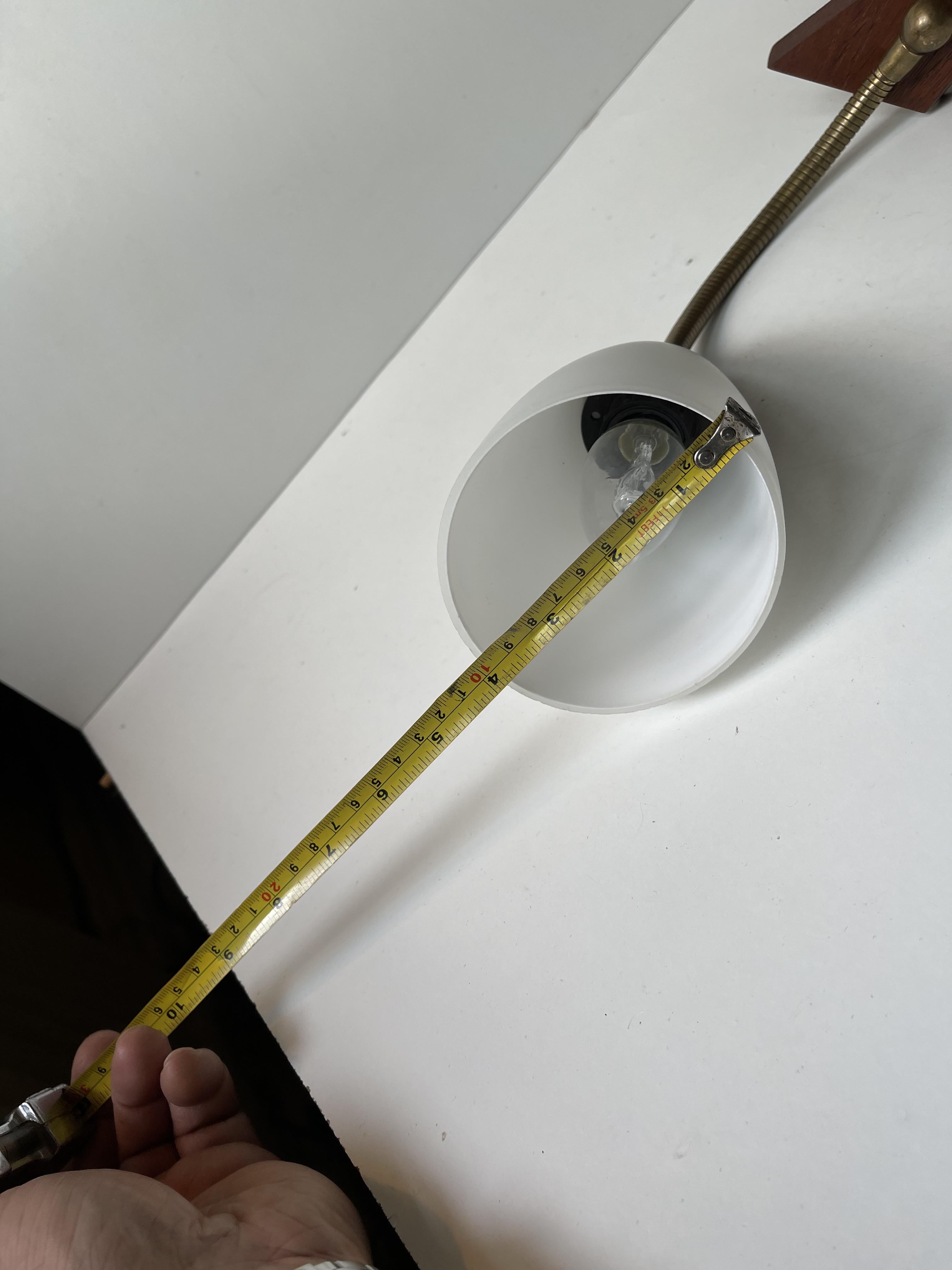 Lámpara de pared danesa moderna regulable en teca, cristal y latón, años 60 en venta 1