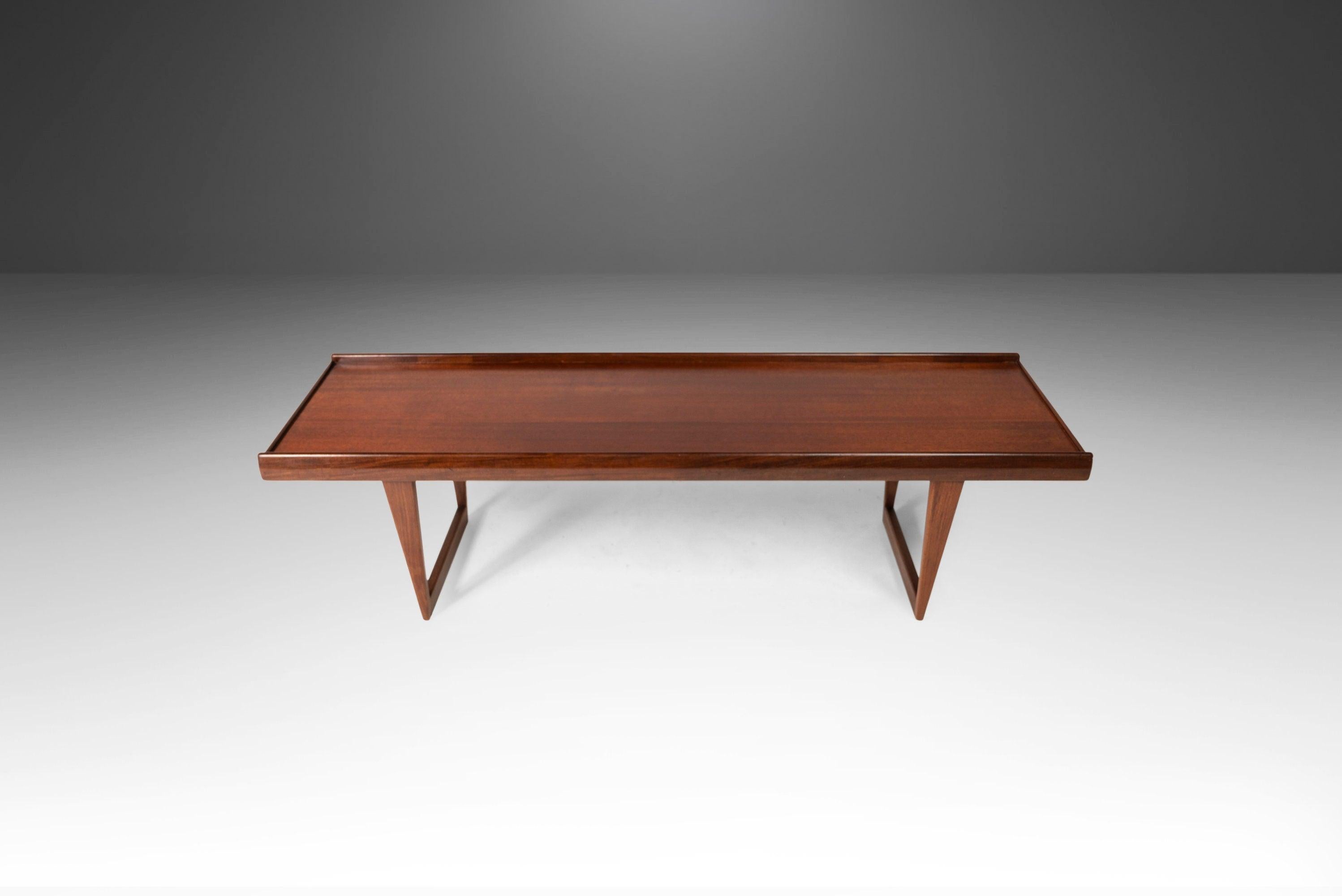 Scandinave moderne Table basse angulaire danoise moderne de Peter Lovig Nielsen pour Dansk en teck en vente