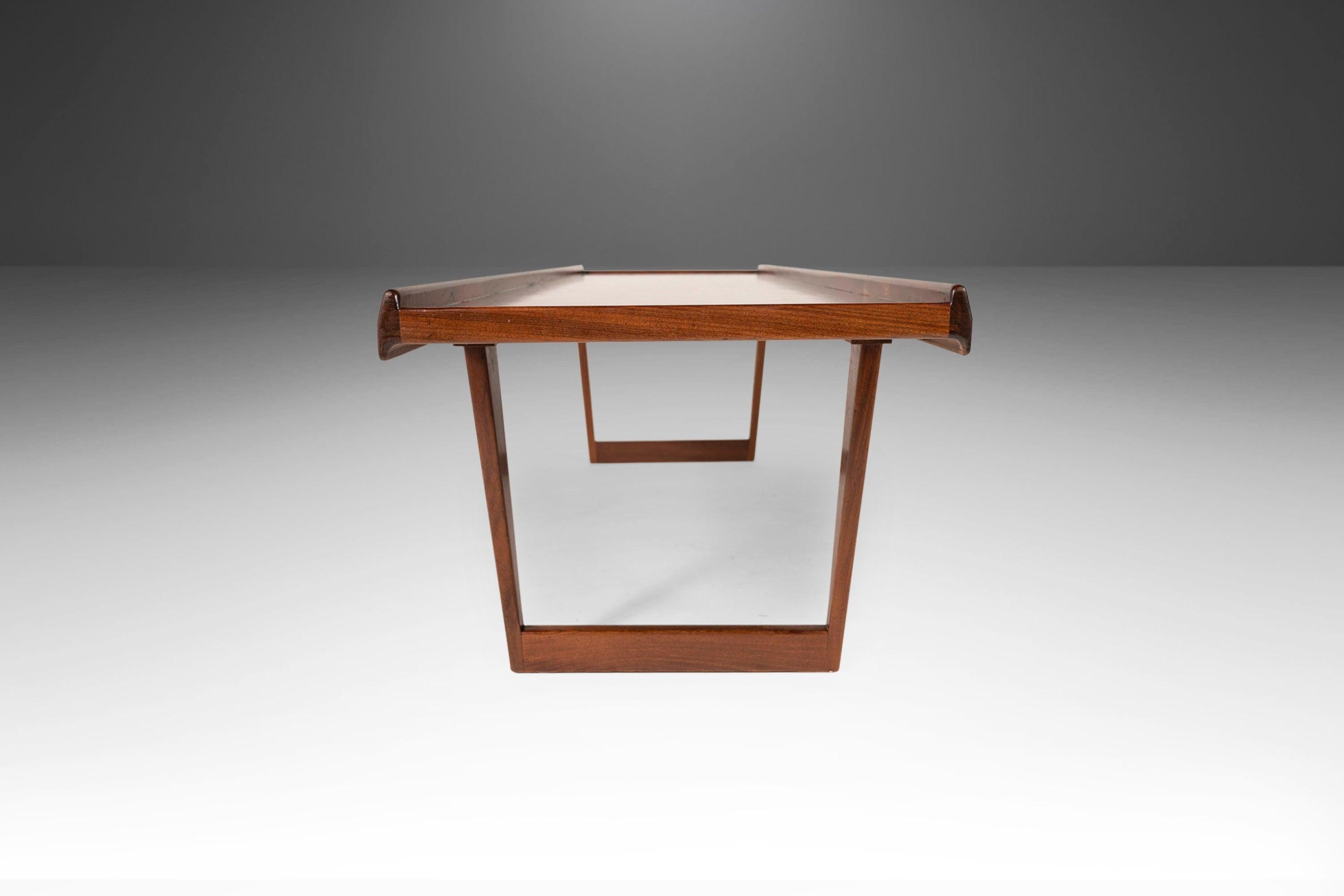 Table basse angulaire danoise moderne de Peter Lovig Nielsen pour Dansk en teck Bon état - En vente à Deland, FL