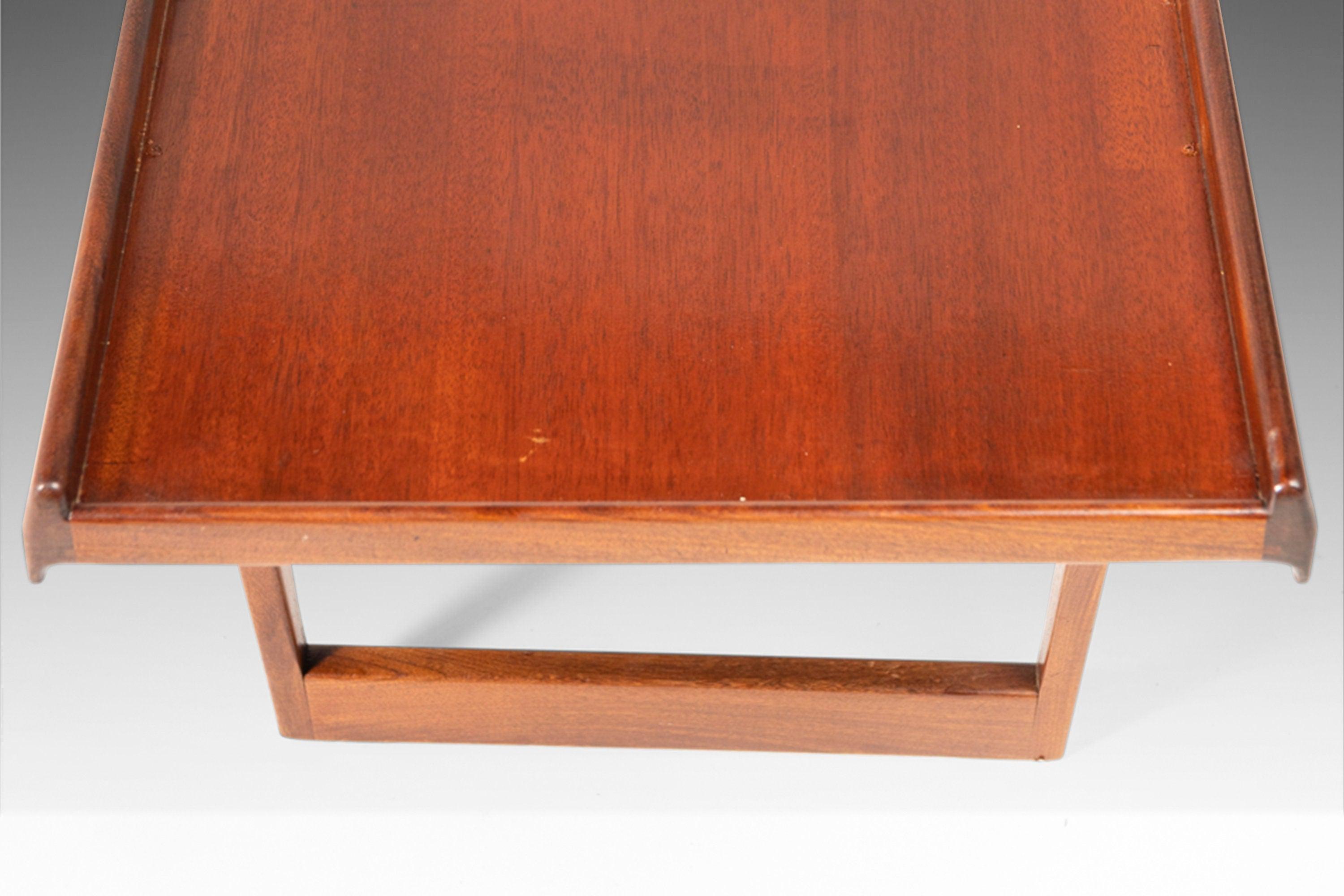 Milieu du XXe siècle Table basse angulaire danoise moderne de Peter Lovig Nielsen pour Dansk en teck en vente