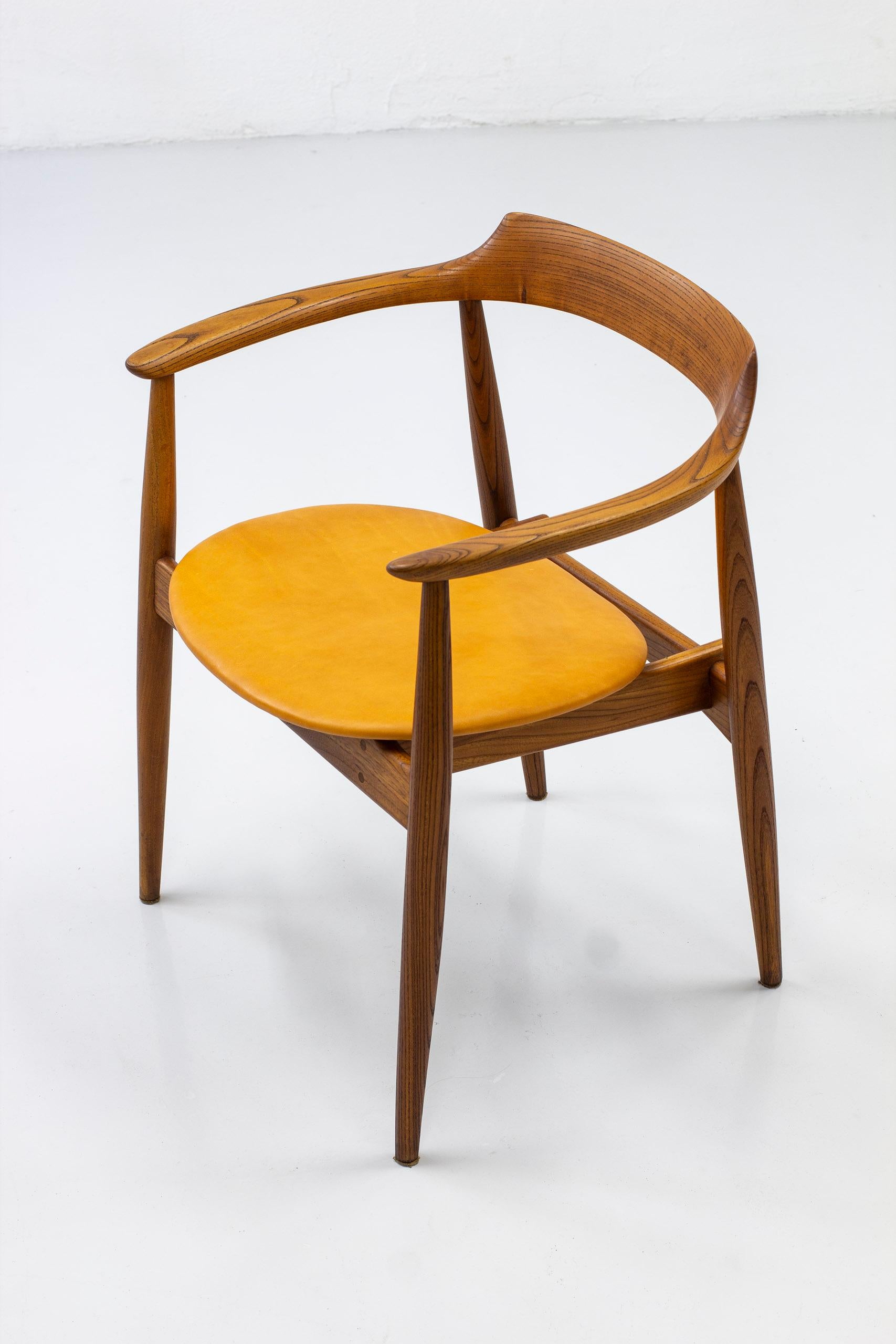 Arm chair model St-750 designed by Arne Wahl Iversen. Produced in Denmark by Danish cabinetmaker during the 1960s. Made from solid elm wood with oil finish. New upholstery in vegetable tanned leather in a cognac color. Very good vintage condition