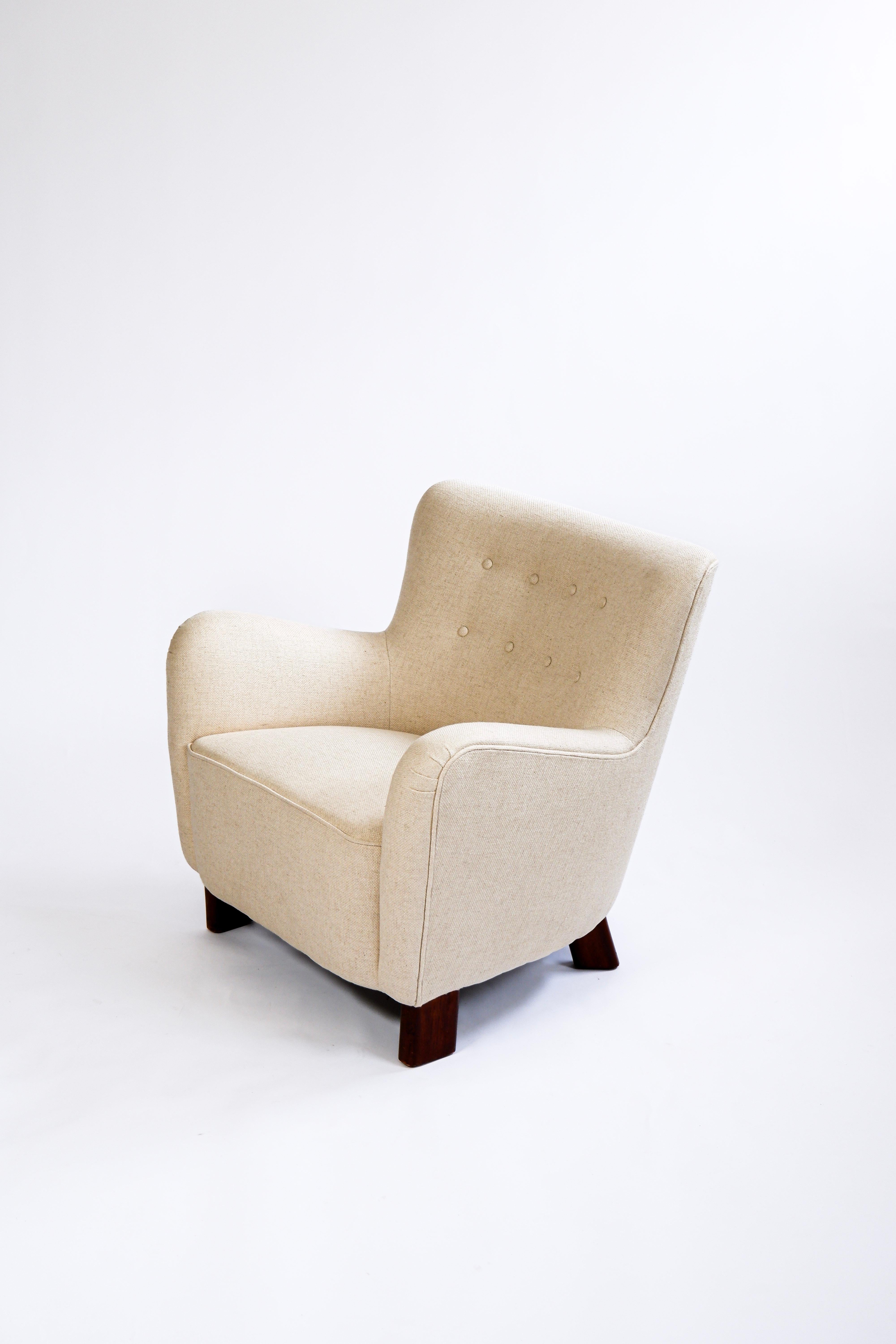 Dänischer Sessel mit weißem Baumwollstoff gepolstert. Das von Fritz Hansen in den 1940er Jahren entworfene und hergestellte Modell 1669 ist eine echte dänische Design-Ikone aus der Mitte des Jahrhunderts. Der Stuhl ist in einem sehr guten Zustand. 