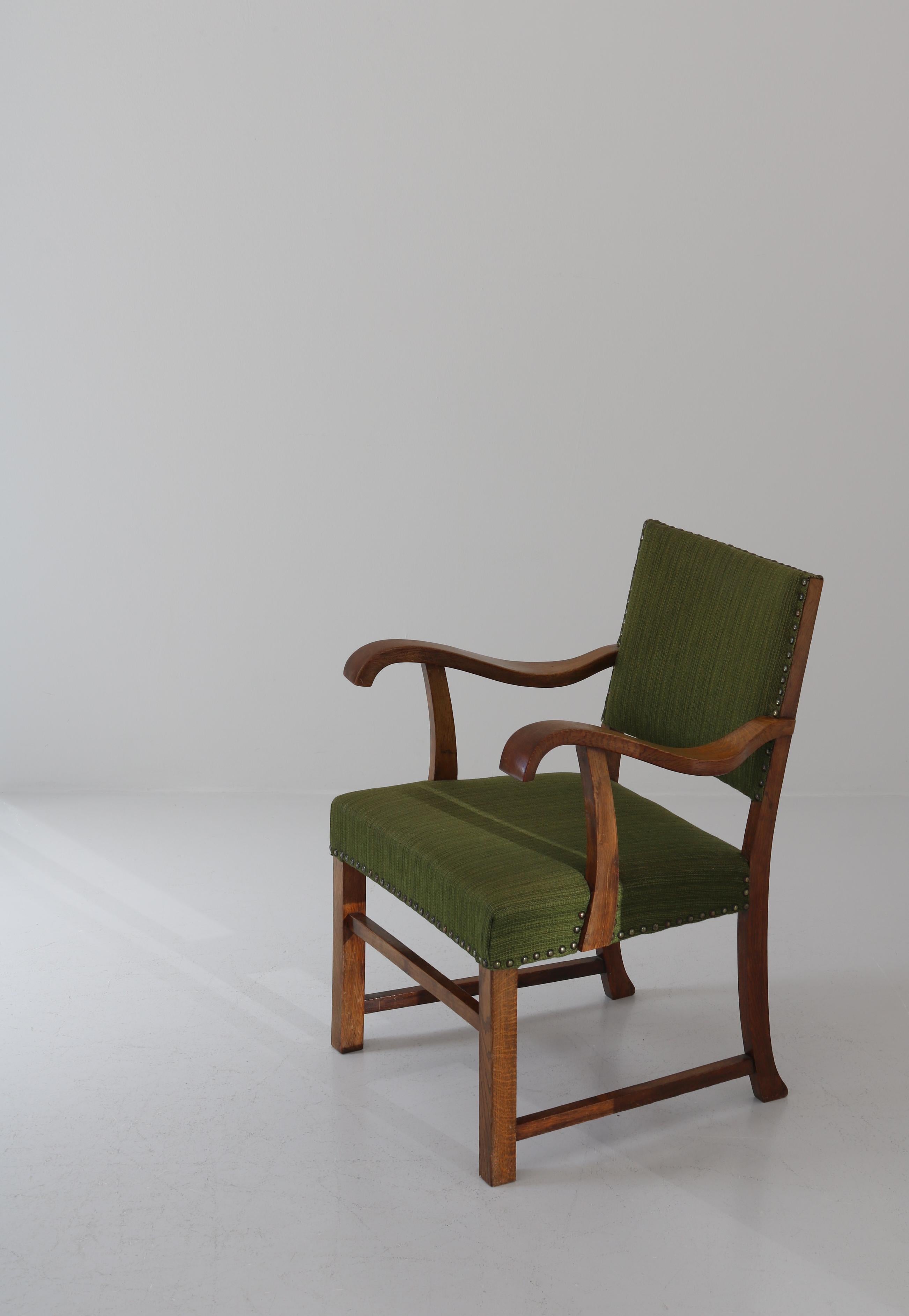 Fauteuil moderne danois en chêne massif de l'ébéniste S. Thrane, Danemark, années 1940 État moyen - En vente à Odense, DK