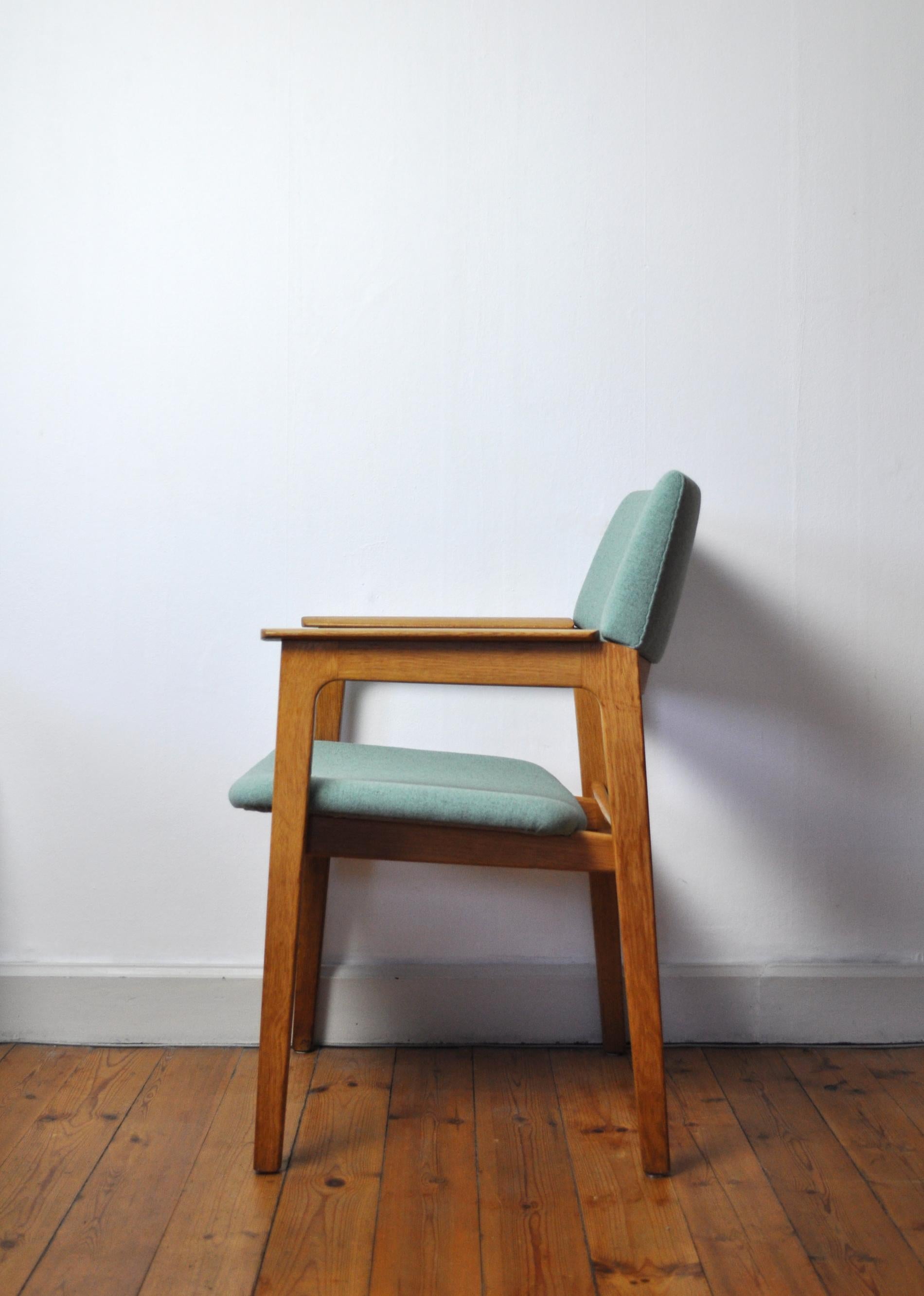Scandinavian Modern Danish Modern Armchair in Solid Oak with New Upholstery, 1960s For Sale