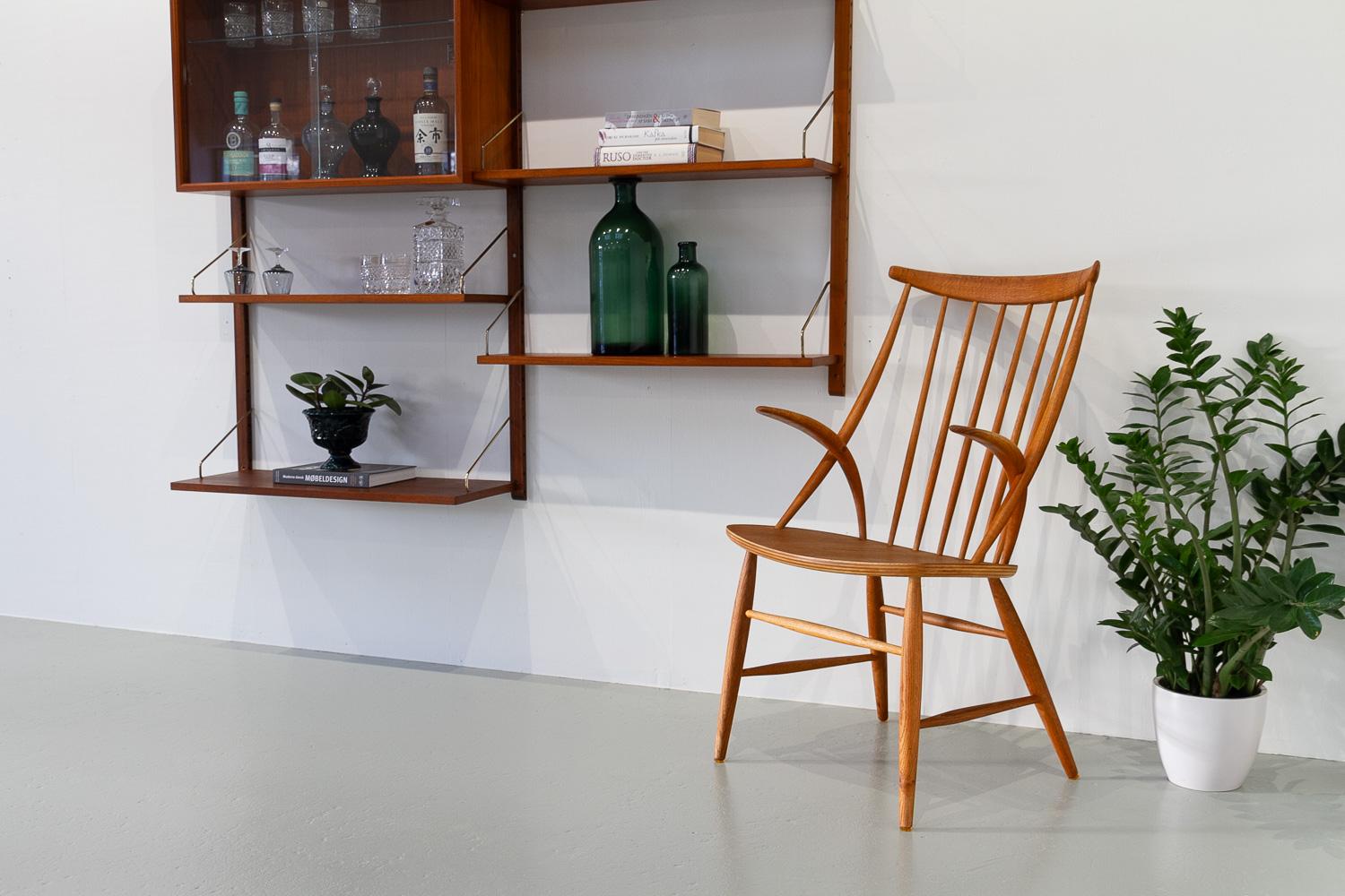 Danish Modern Armchair IW2 in Oak by Illum Wikkelsø, 1960s.
Danish Mid-Century modern oak chair designed by Danish architect Kristian Illum Wikkelsø and manufactured by master carpenter Niels Eilersen, Denmark.

Beautiful design with the iconic