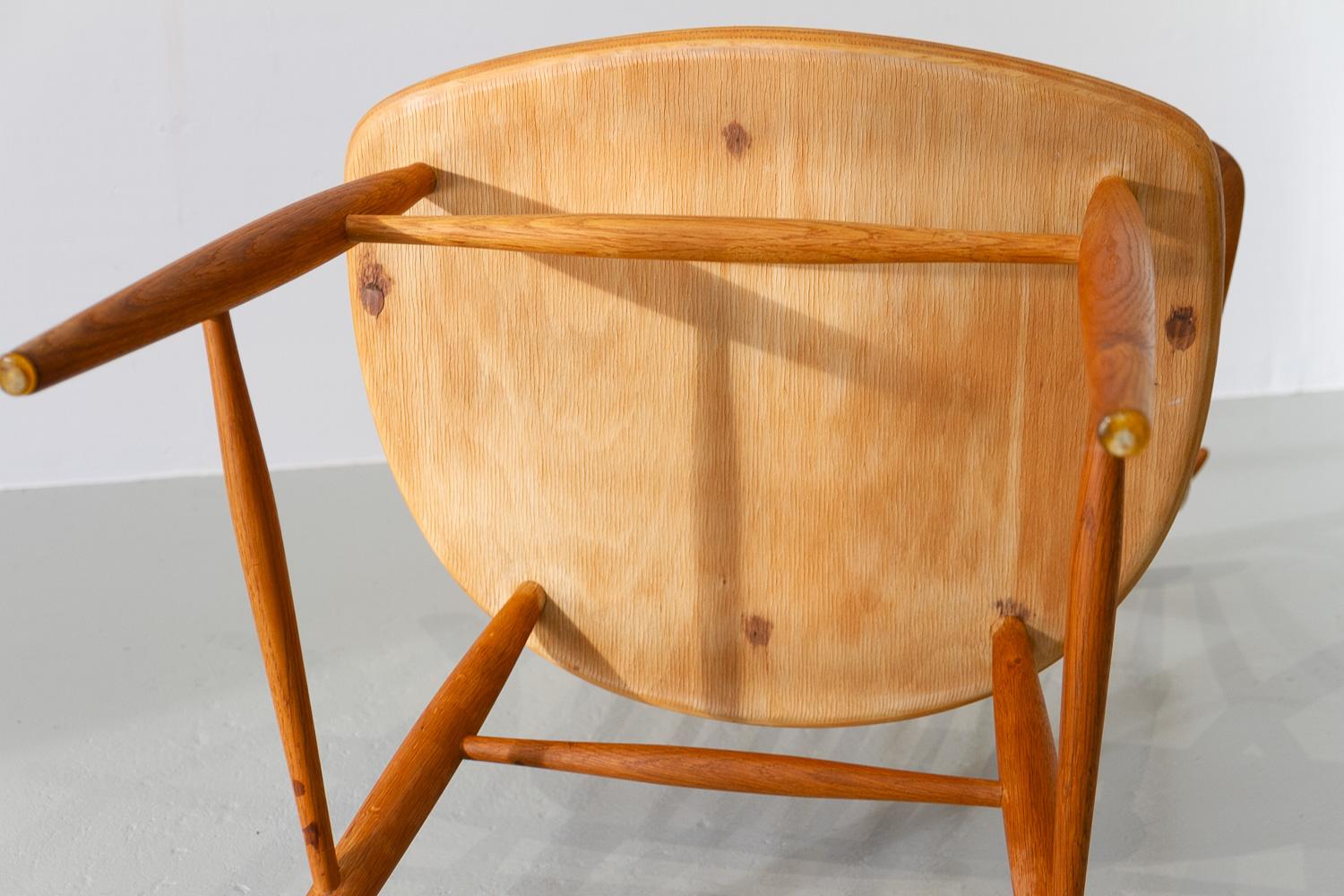Danish Modern Armchair IW2 in Oak by Illum Wikkelsø, 1960s. For Sale 15