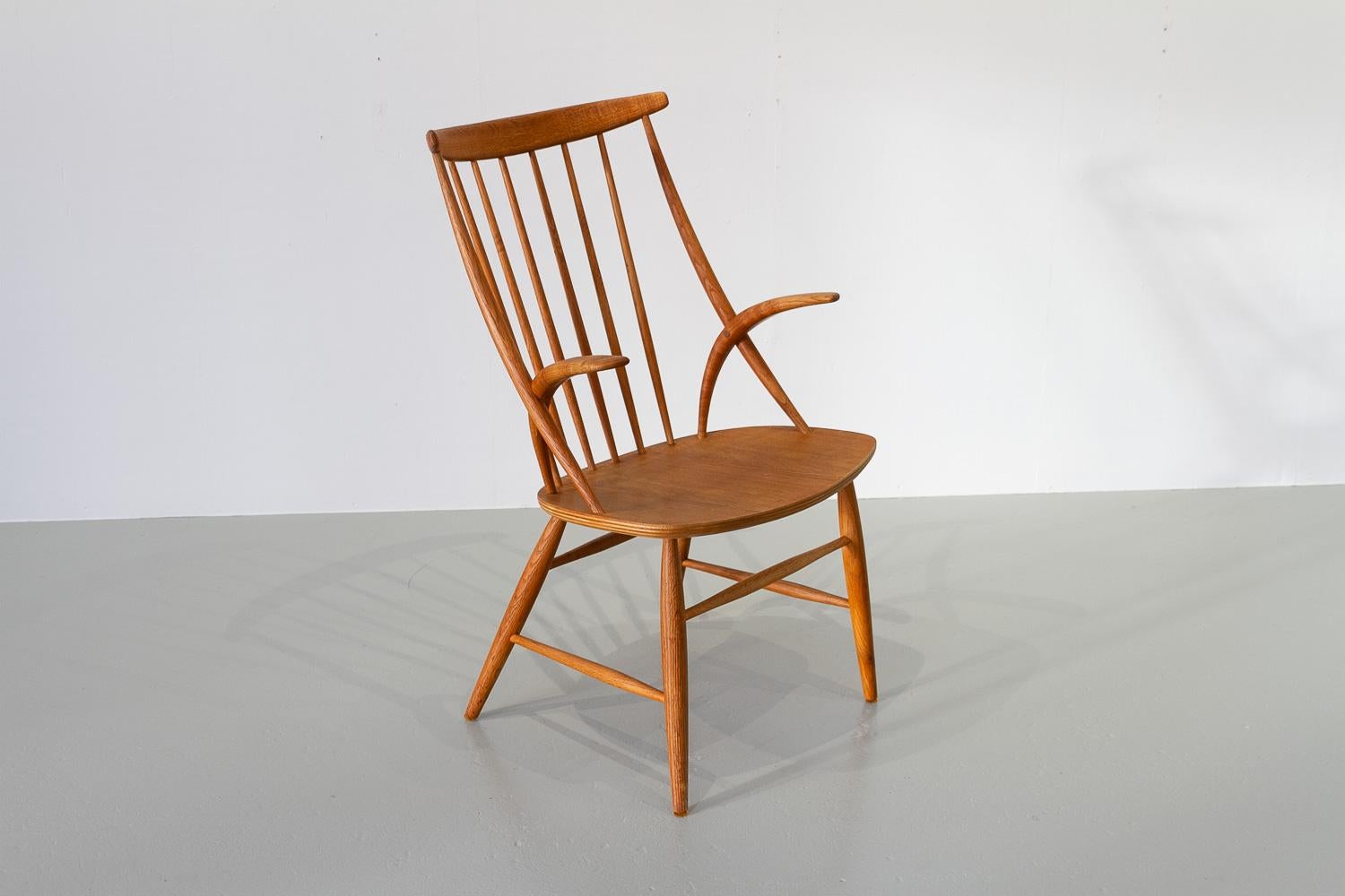 Dänischer Moderner Sessel IW2 in Eiche von Illum Wikkelsø, 1960er Jahre. (Eichenholz) im Angebot