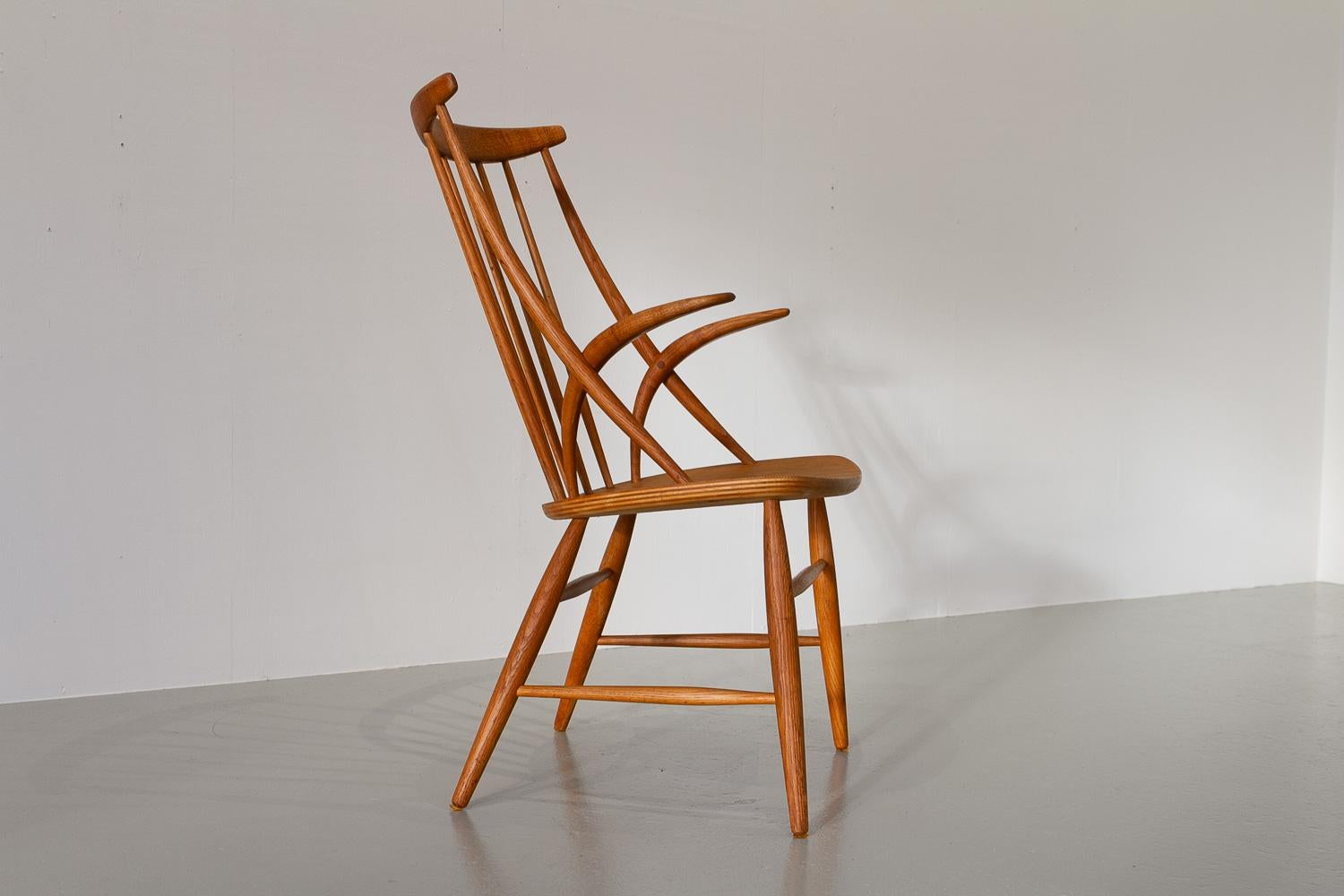 Dänischer Moderner Sessel IW2 in Eiche von Illum Wikkelsø, 1960er Jahre. im Angebot 1
