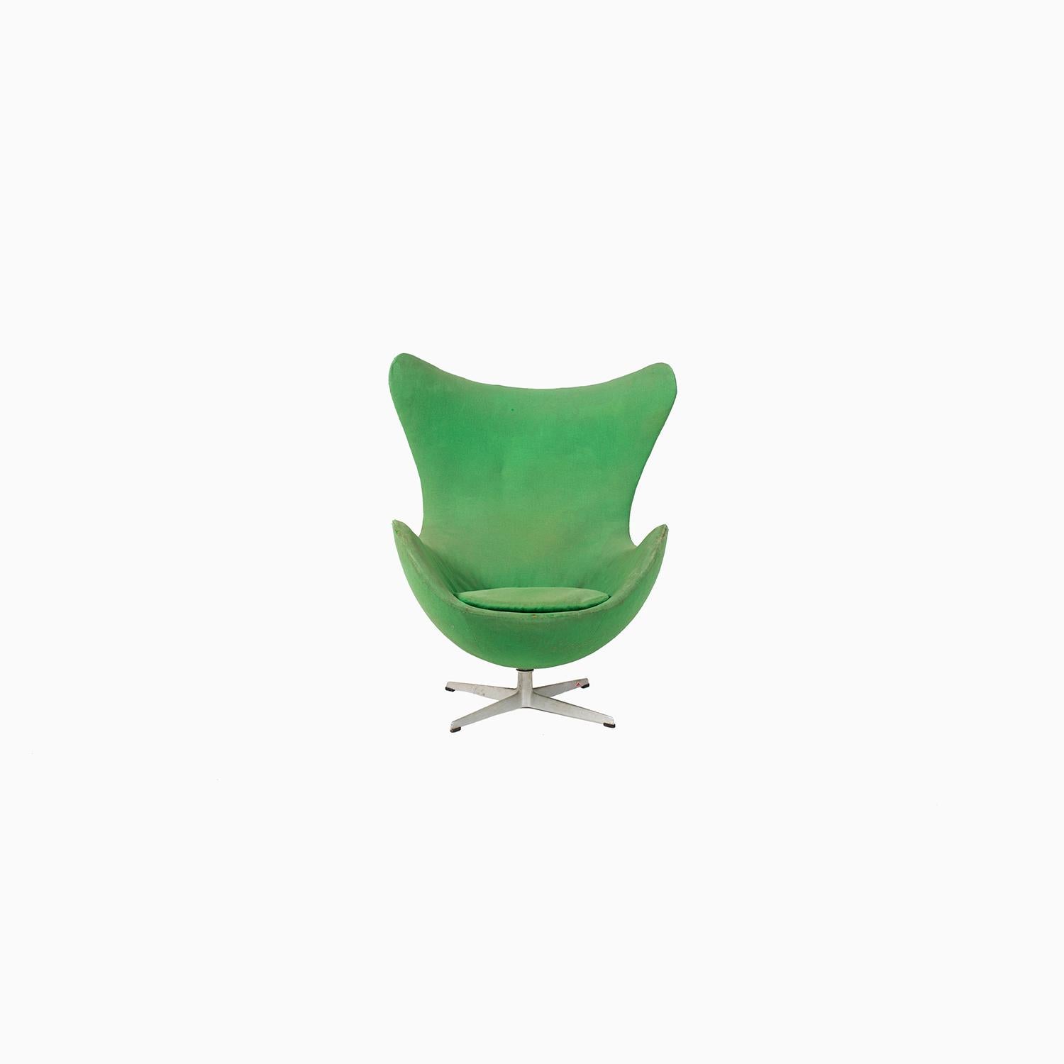 Une chaise d'origine danoise moderne et iconique, la chaise Egg, conçue par Arne Jacobsen et produite par Fritz Hansen vers 1967. Les travaux de tapisserie font l'objet d'un coût supplémentaire. Veuillez vous renseigner.

La restauration