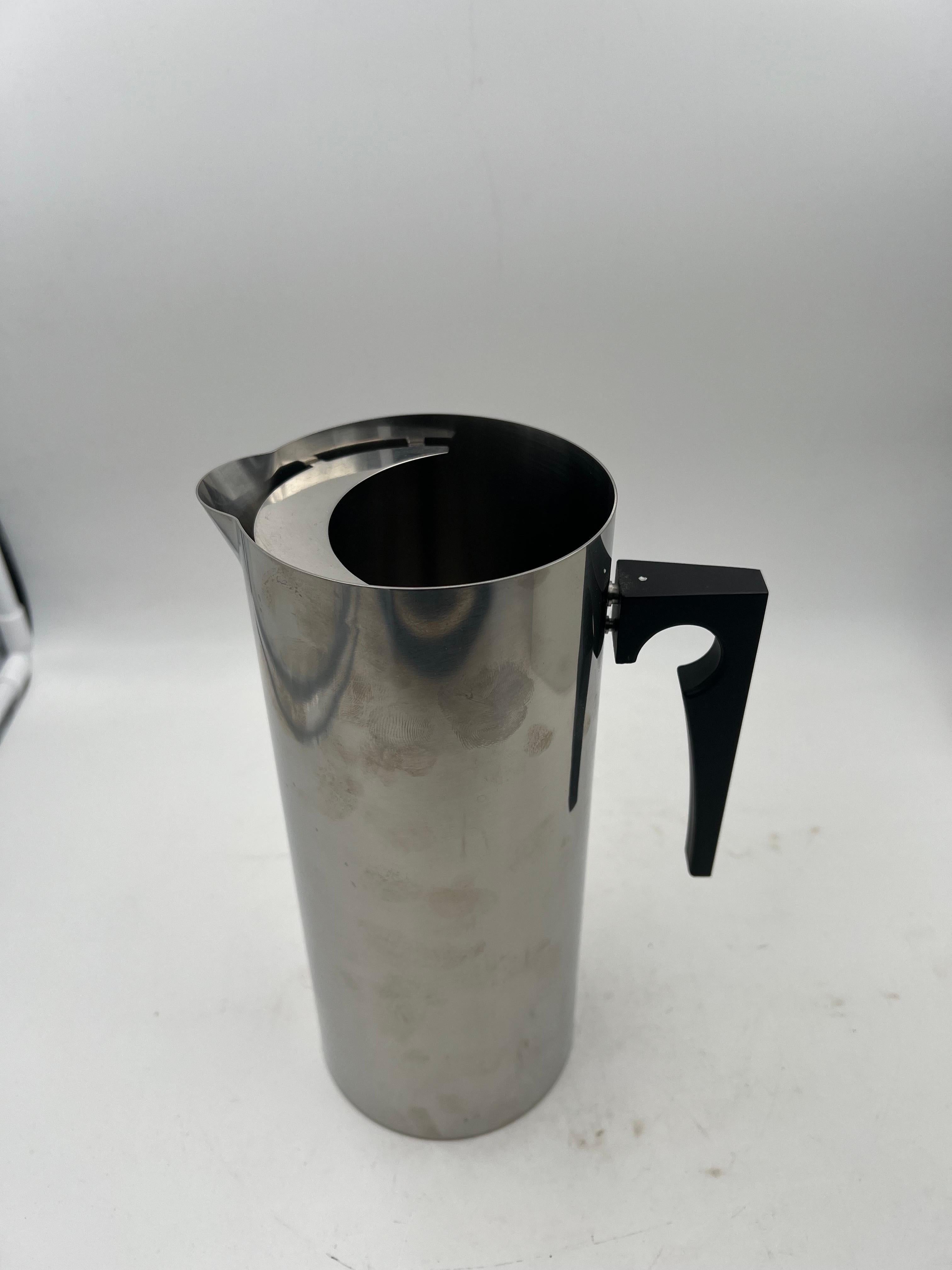 Danish Modern Arne Jacobsen Serving Jug by Stelton Cylinda Line In Excellent Condition For Sale In San Diego, CA
